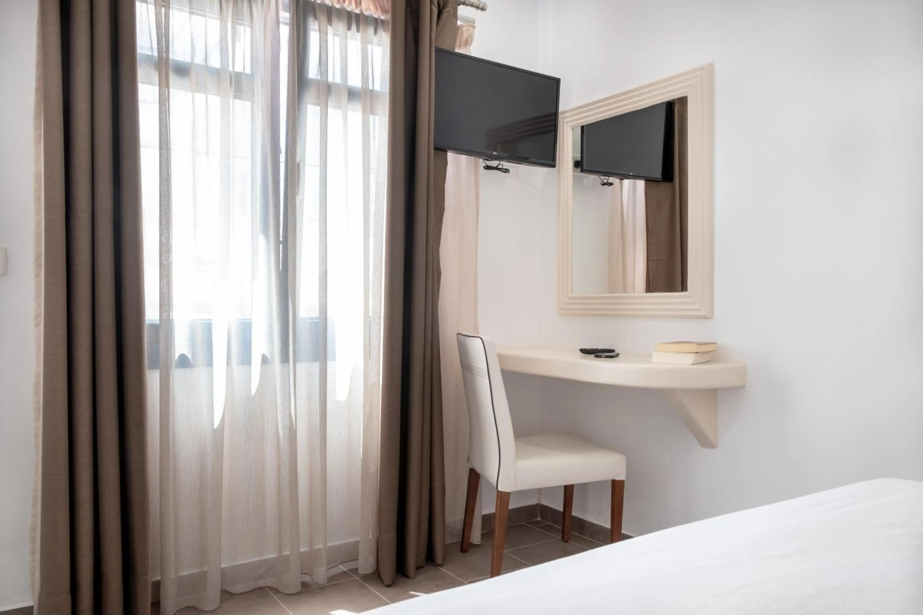 Bedroom, Bed in Tristhenia