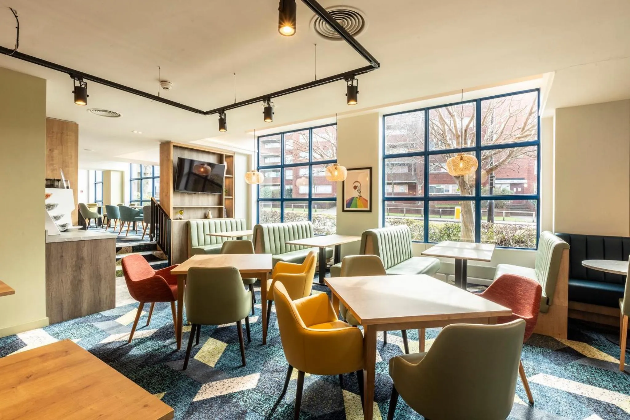 Lounge or bar in Holiday Inn London Sutton by IHG