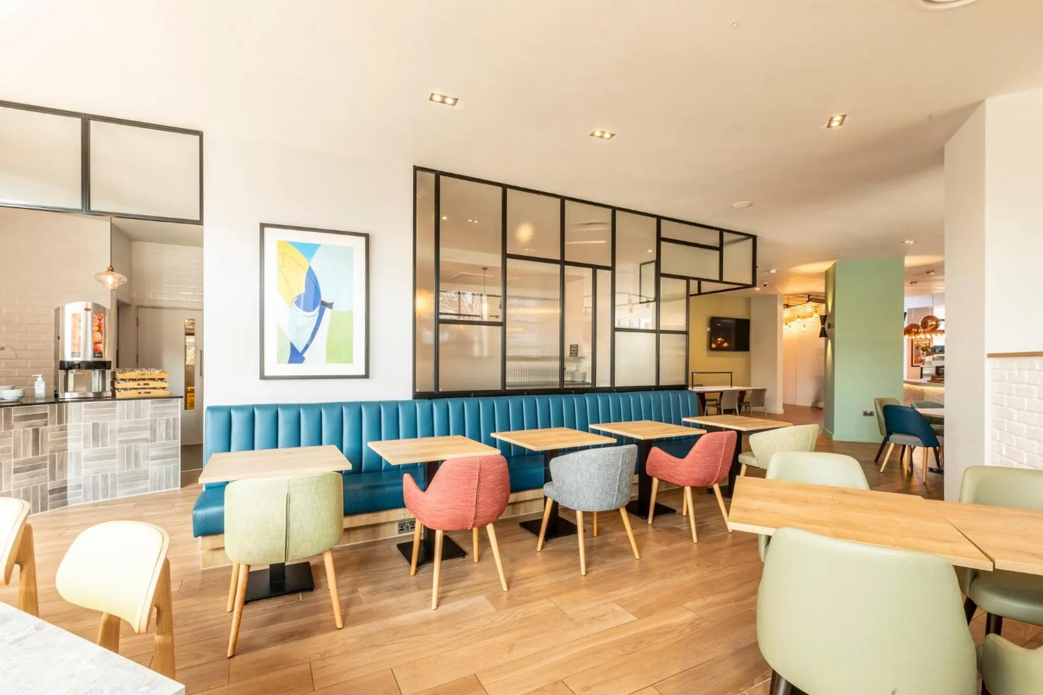 Lounge or bar in Holiday Inn London Sutton by IHG