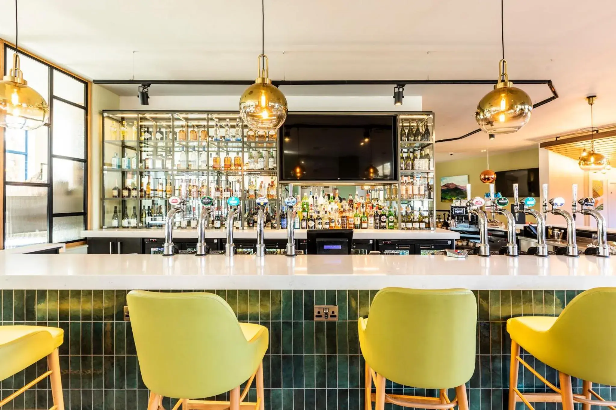 Lounge or bar in Holiday Inn London Sutton by IHG Lounge or bar in Holiday Inn London Sutton by IHG