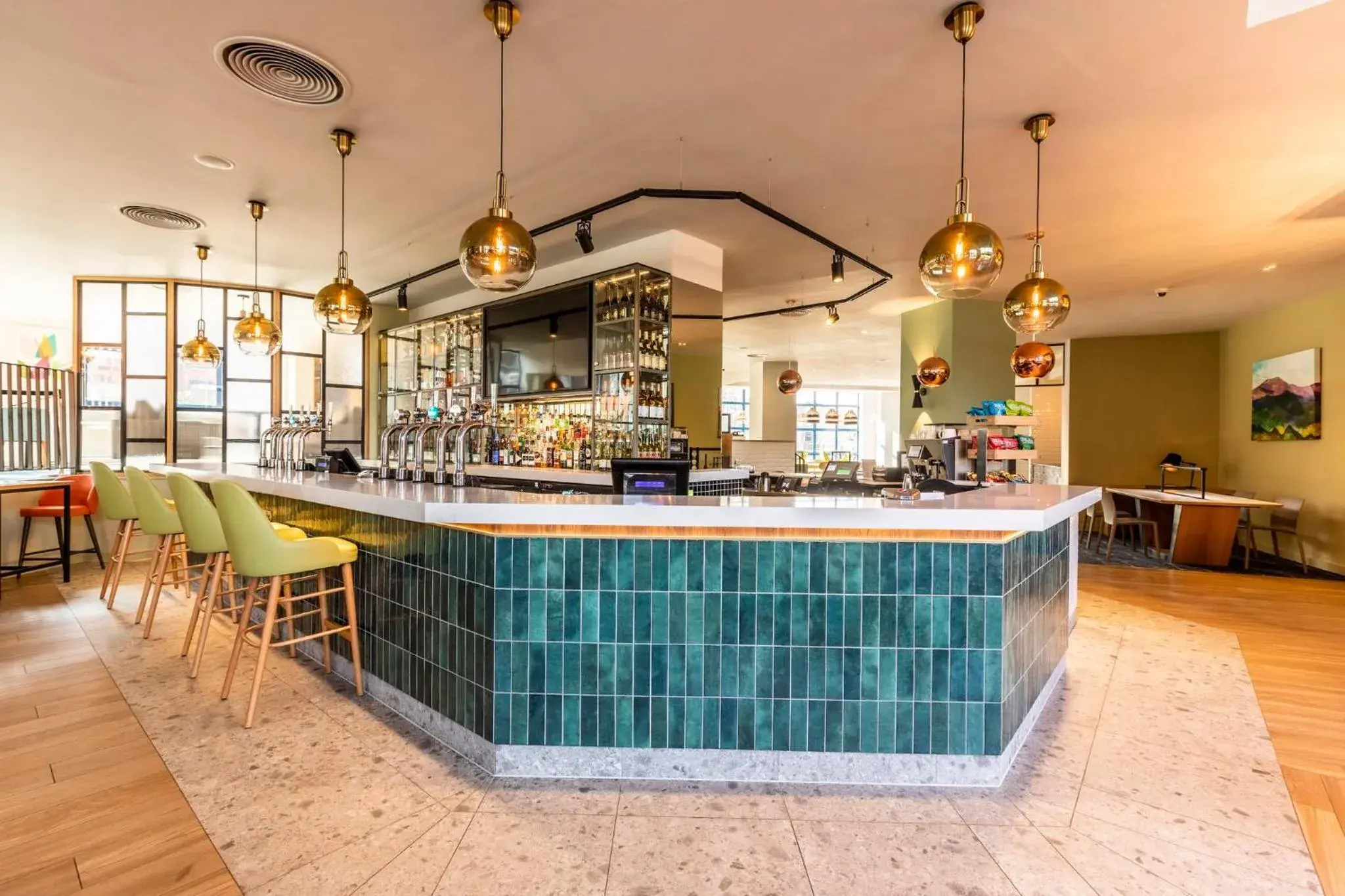 Lounge or bar in Holiday Inn London Sutton by IHG Lounge or bar in Holiday Inn London Sutton by IHG