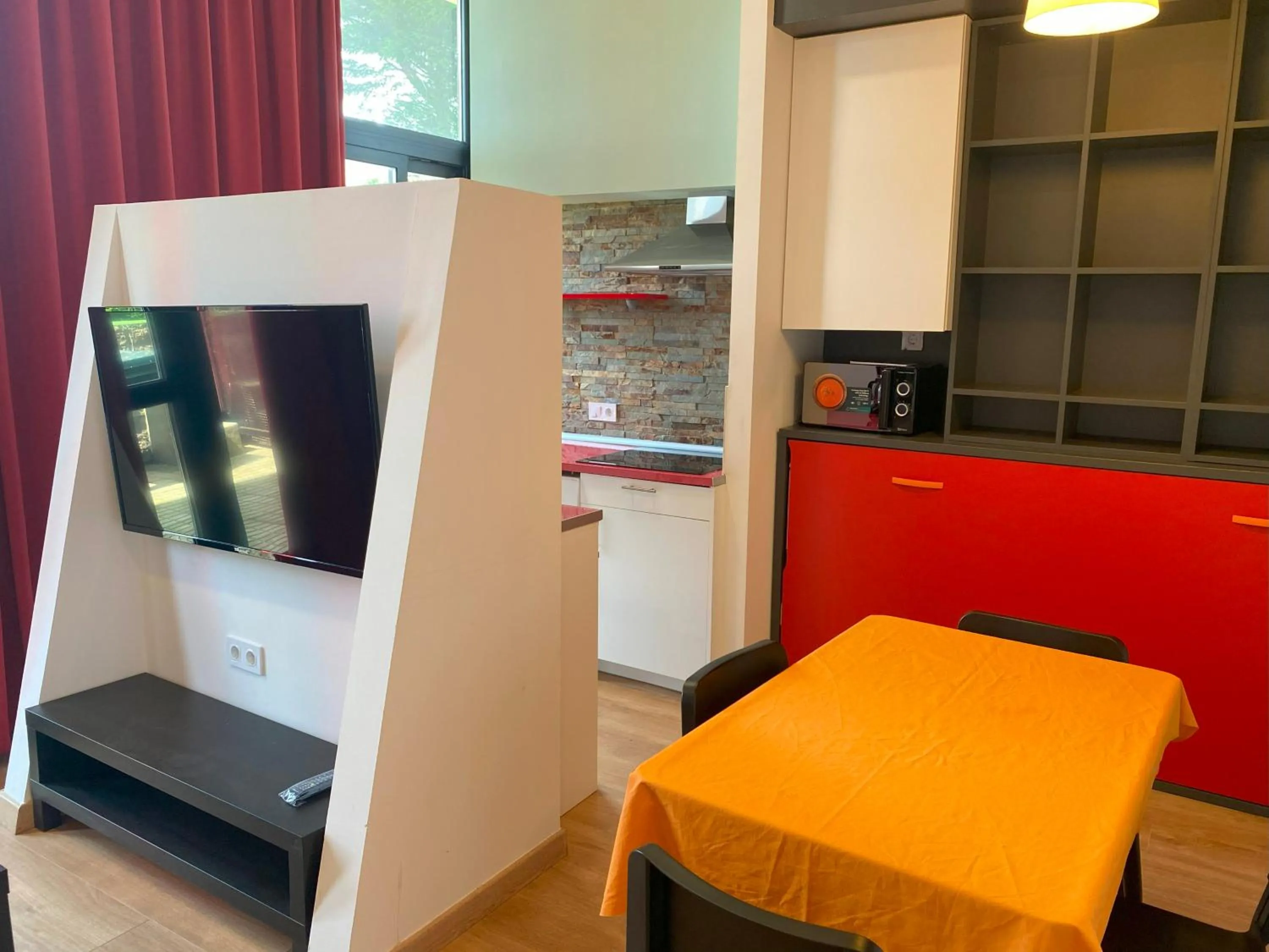 Kitchen or kitchenette in Apartamentos Bahía de Boó