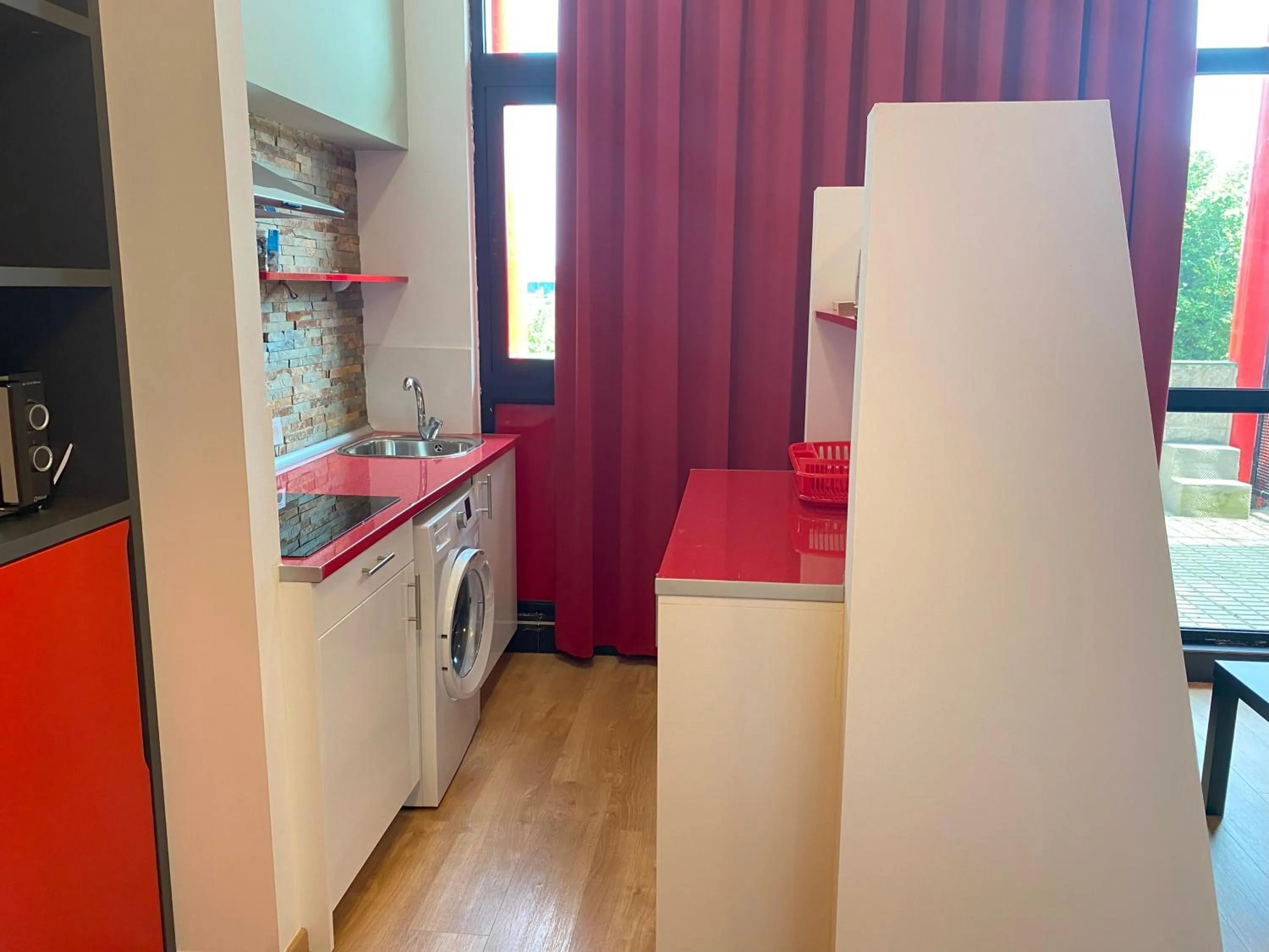 Kitchen or kitchenette in Apartamentos Bahía de Boó