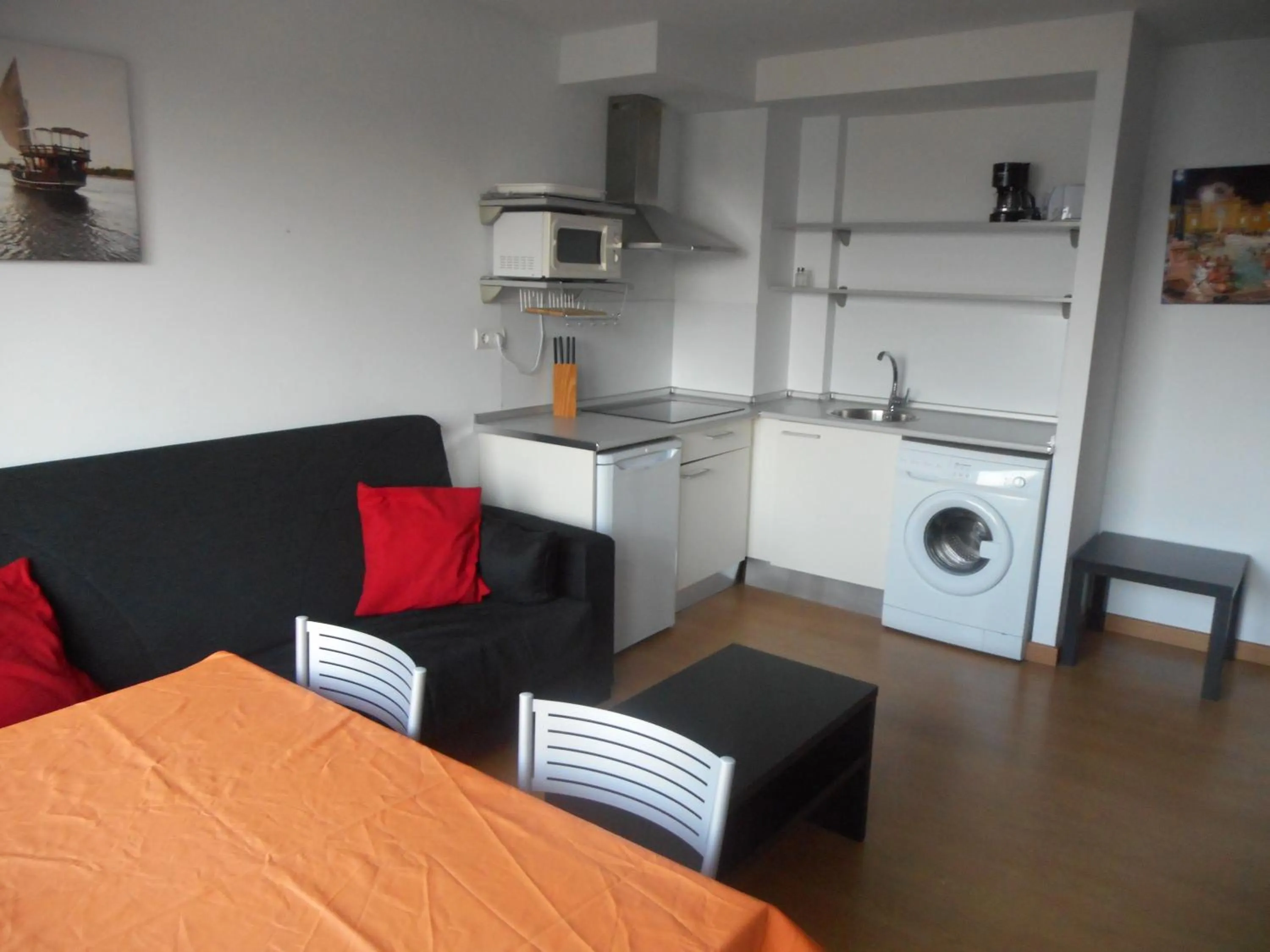 Kitchen or kitchenette in Apartamentos Bahía de Boó