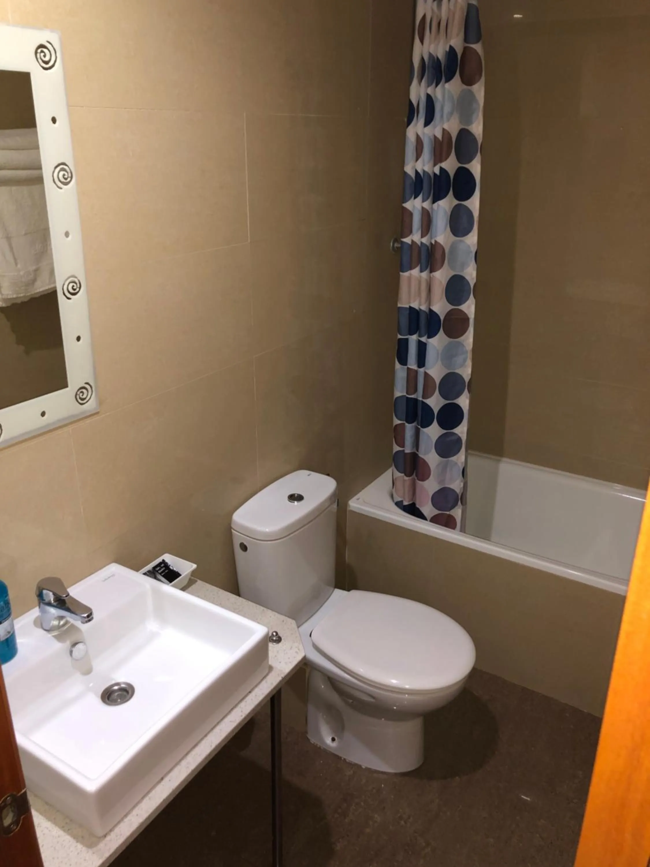 Bathroom in Hostal Drassanes