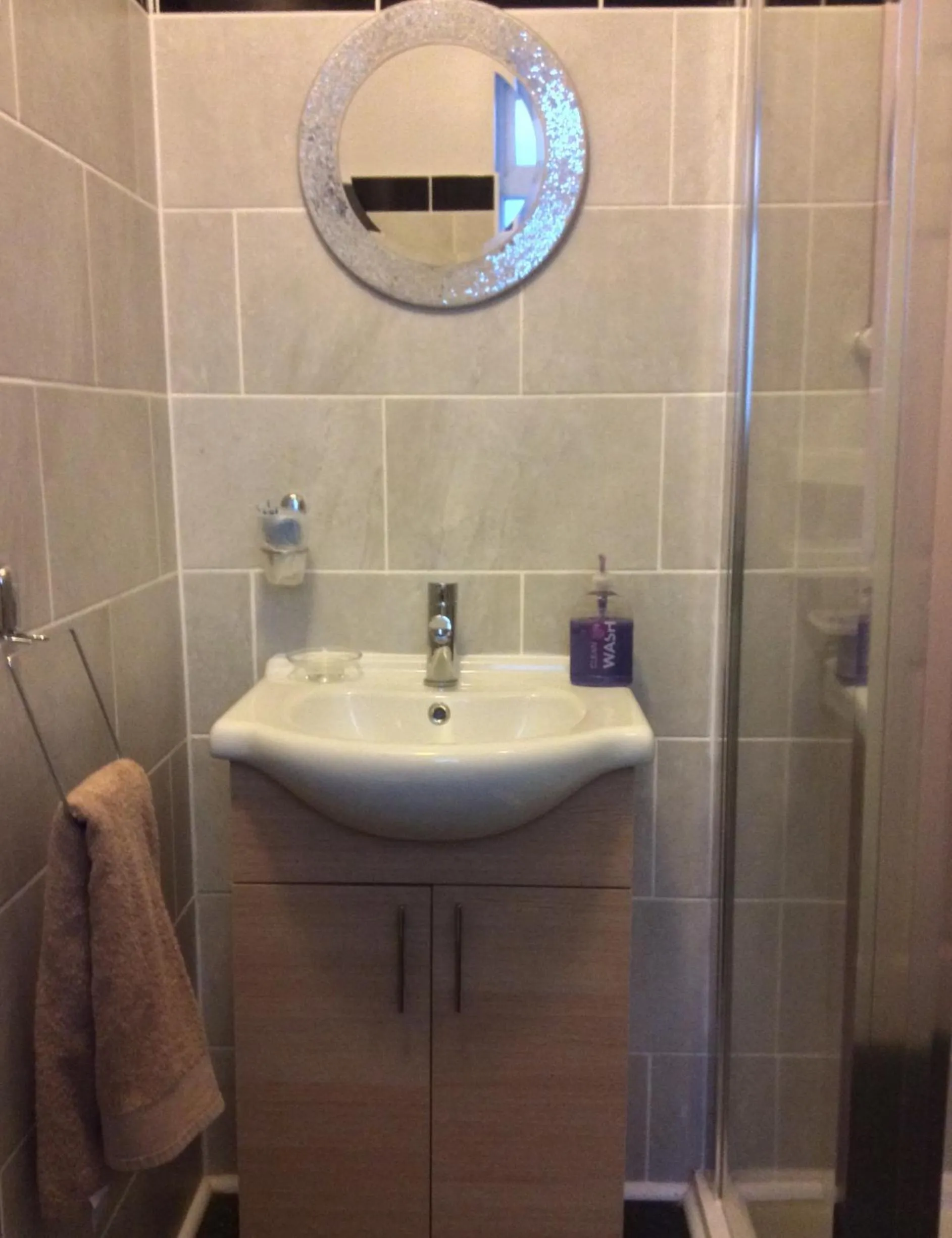 Bathroom in Glenheath Hotel