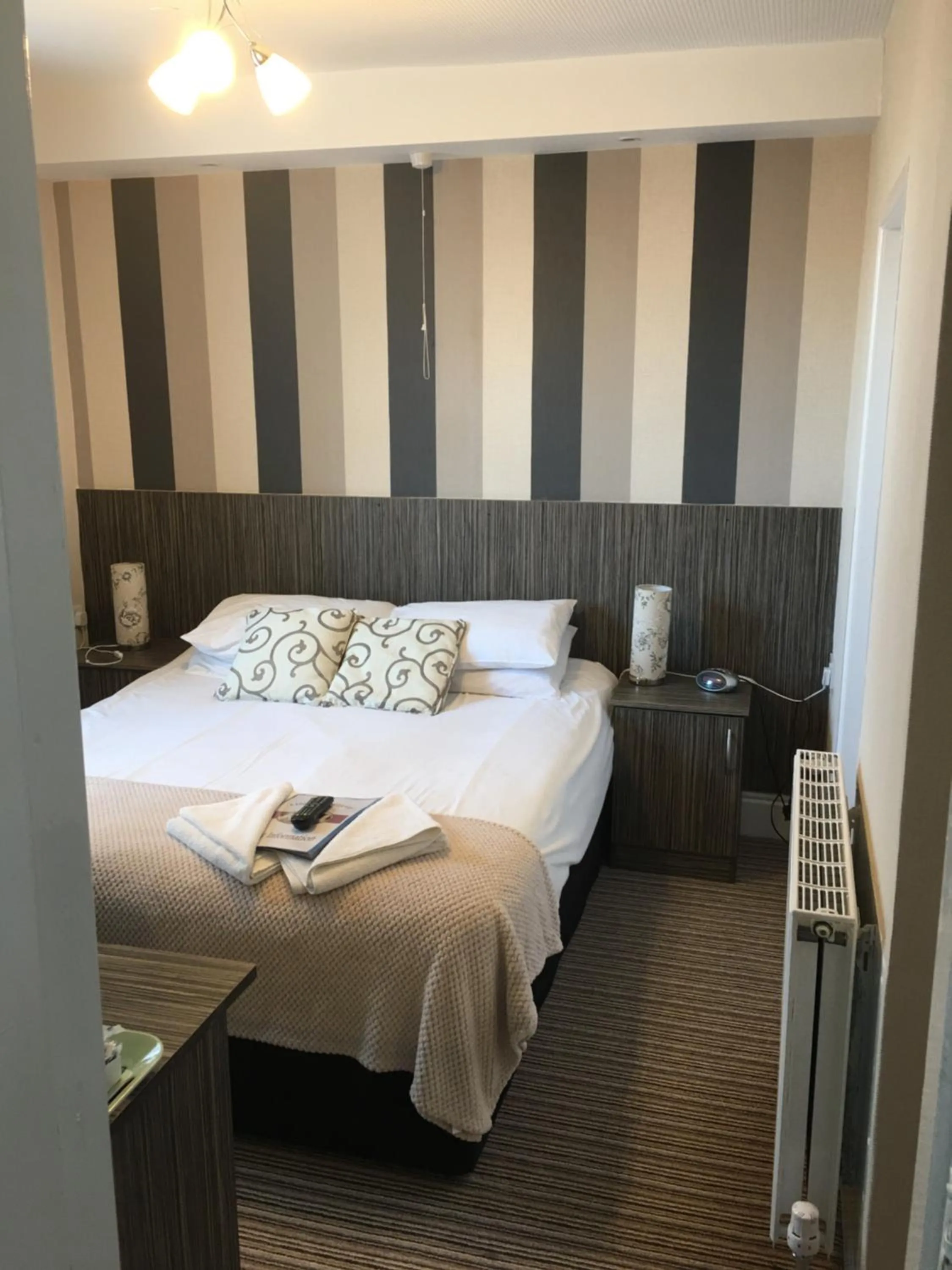 Bed in Glenheath Hotel