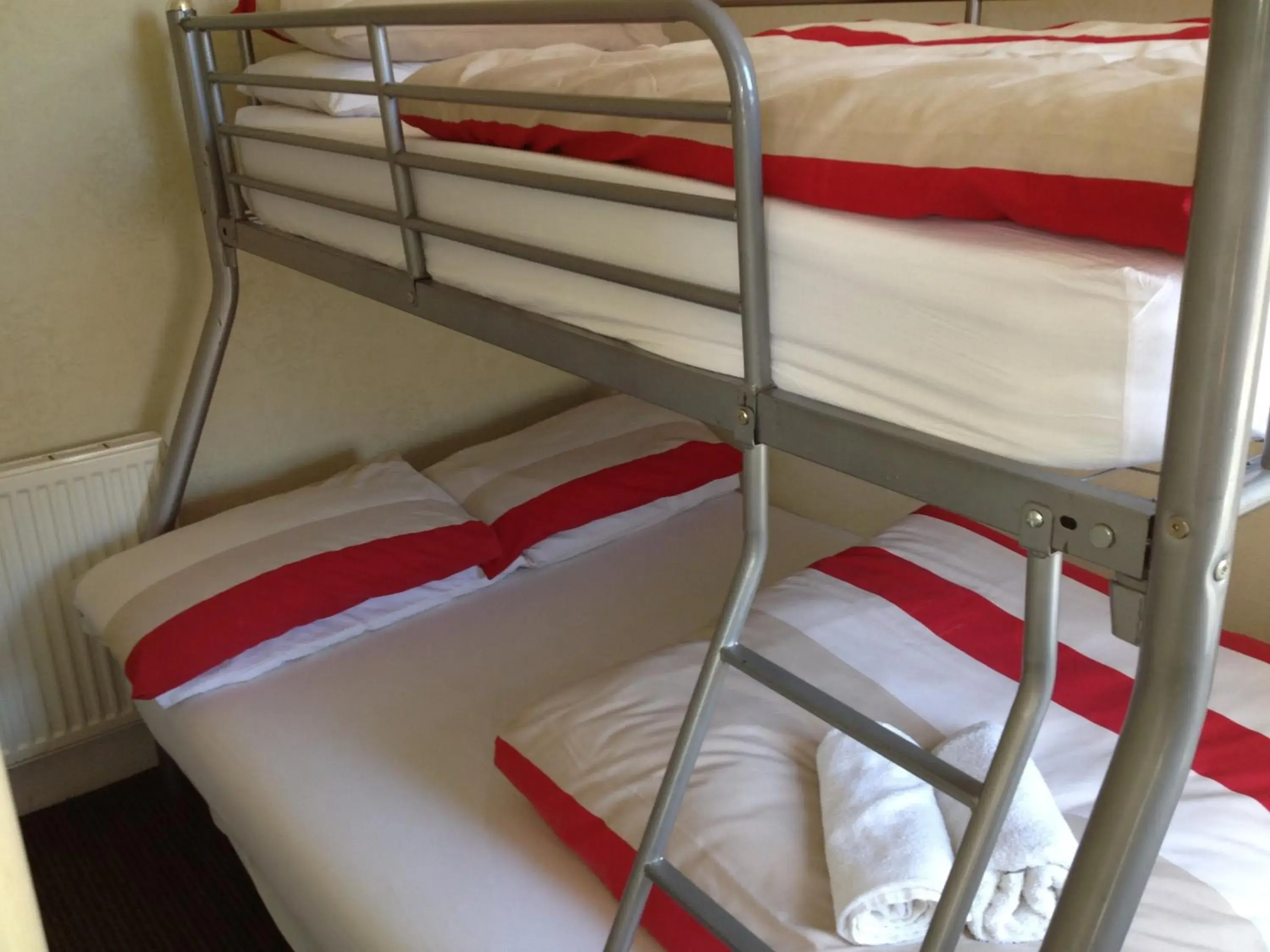 Quadruple Room in Glenheath Hotel Quadruple Room in Glenheath Hotel