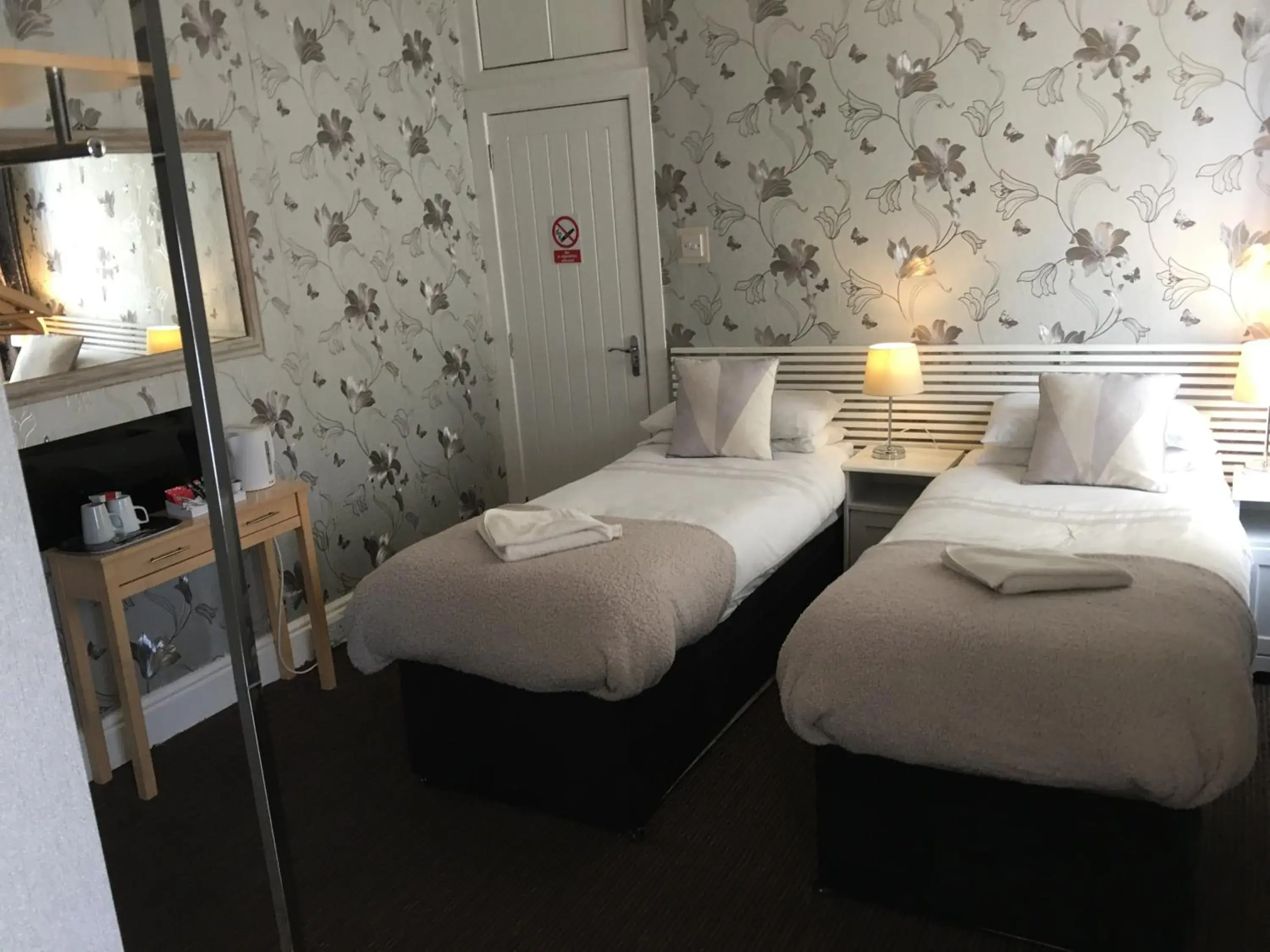 Twin Room in Glenheath Hotel Twin Room in Glenheath Hotel
