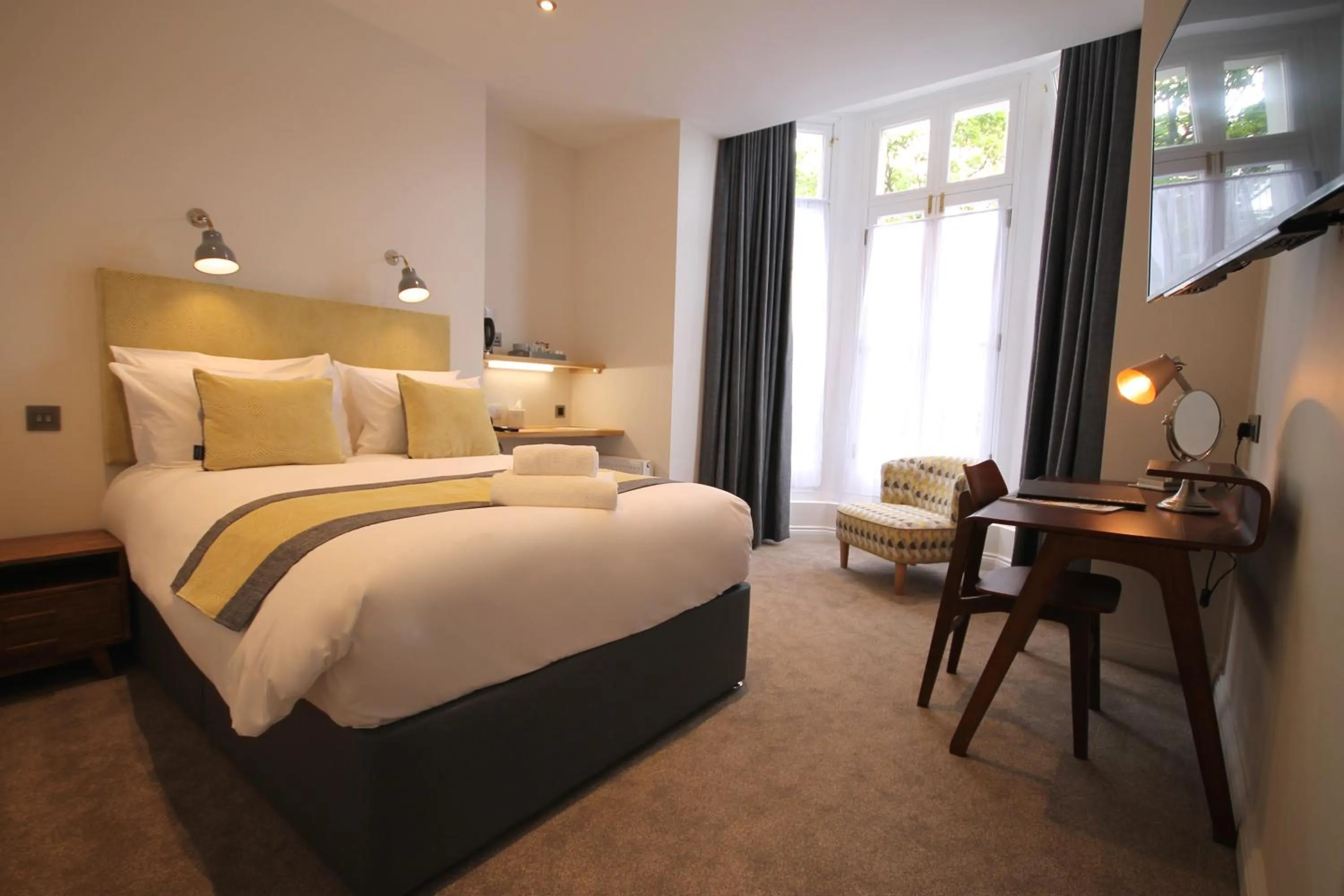 Photo of the whole room, Bed in Andover House Hotel & Restaurant - Adults only