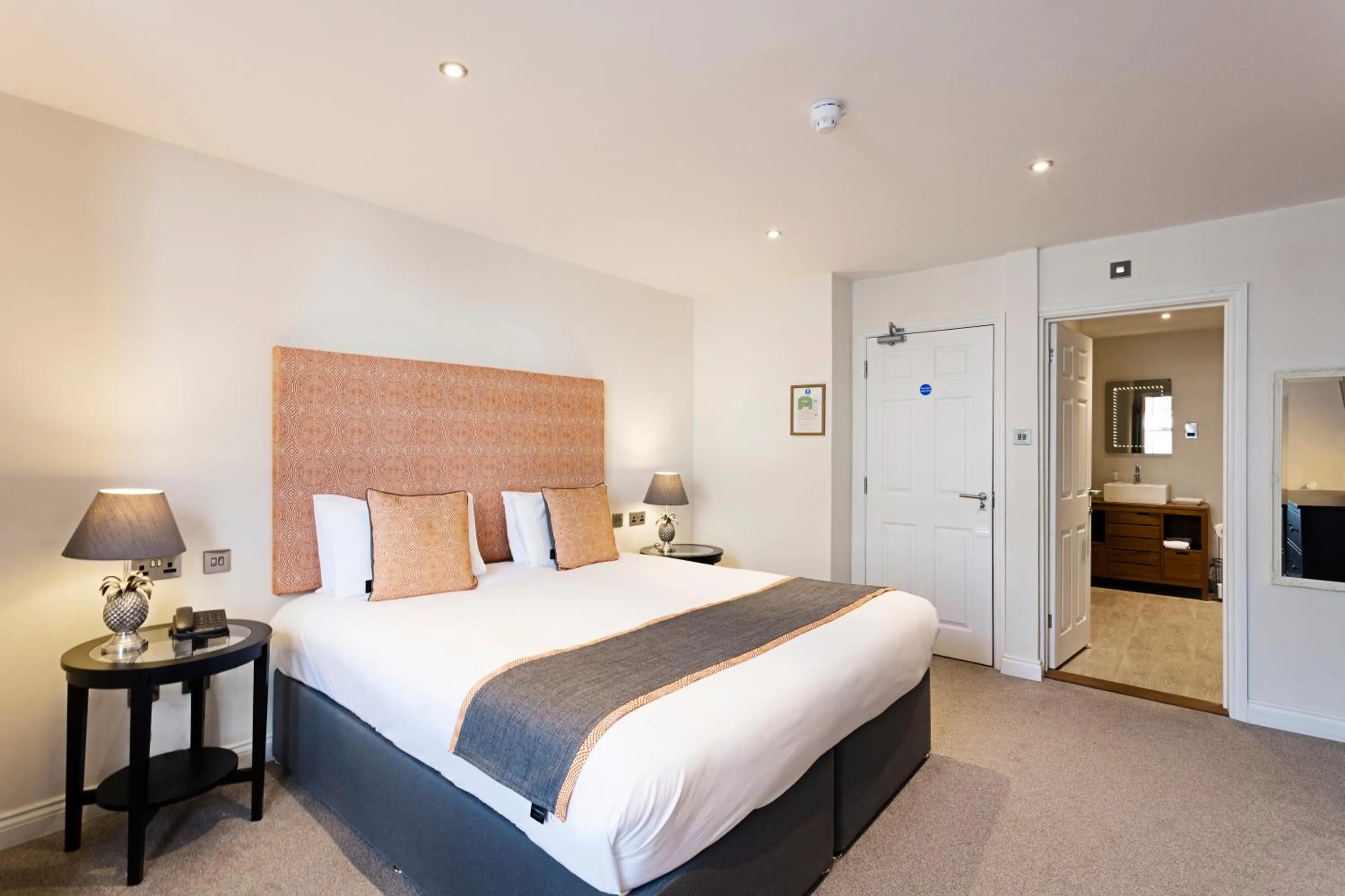 Photo of the whole room, Bed in Andover House Hotel & Restaurant - Adults only