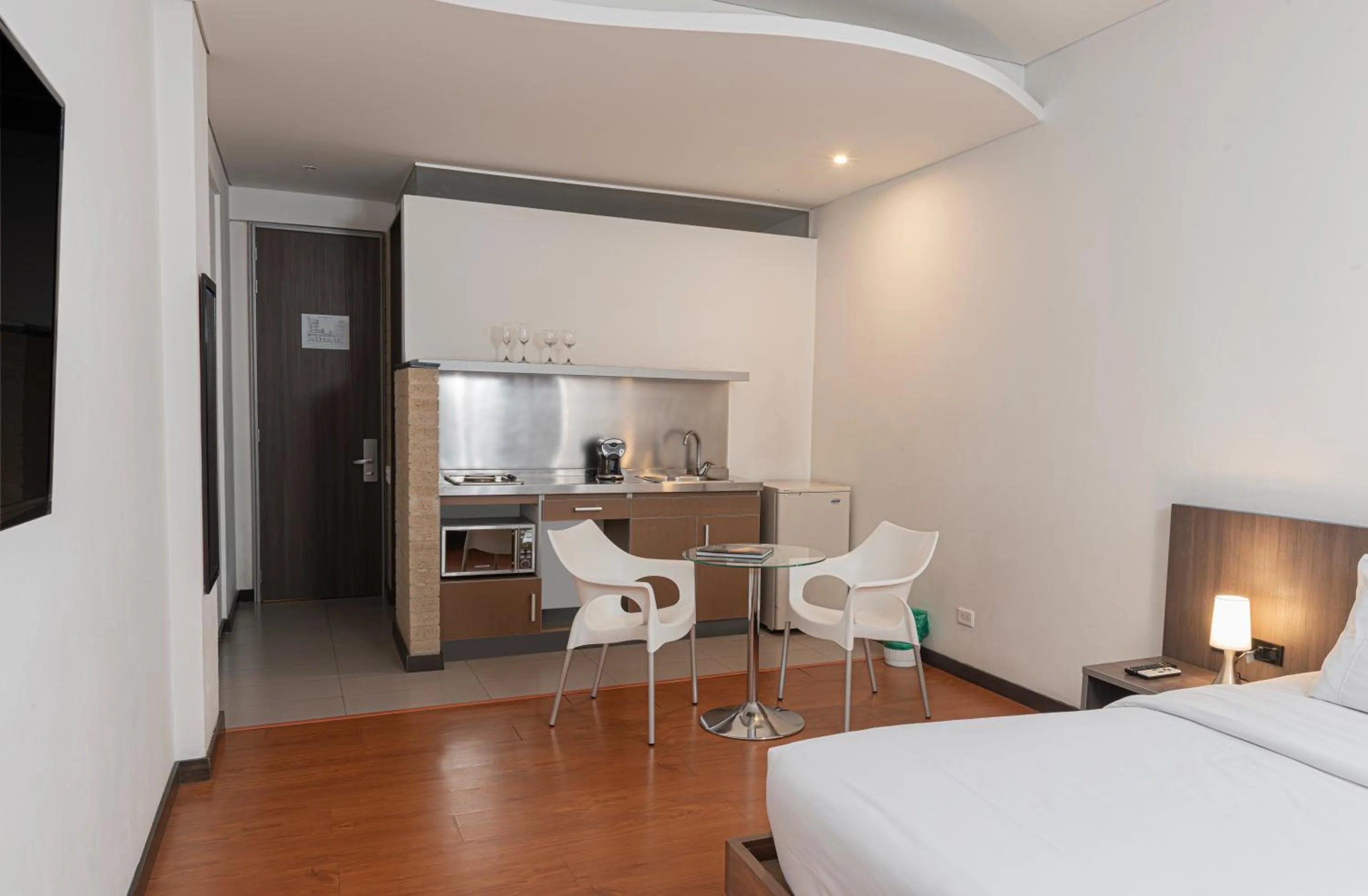 Kitchen or kitchenette, Bed in Hotel Viaggio 617
