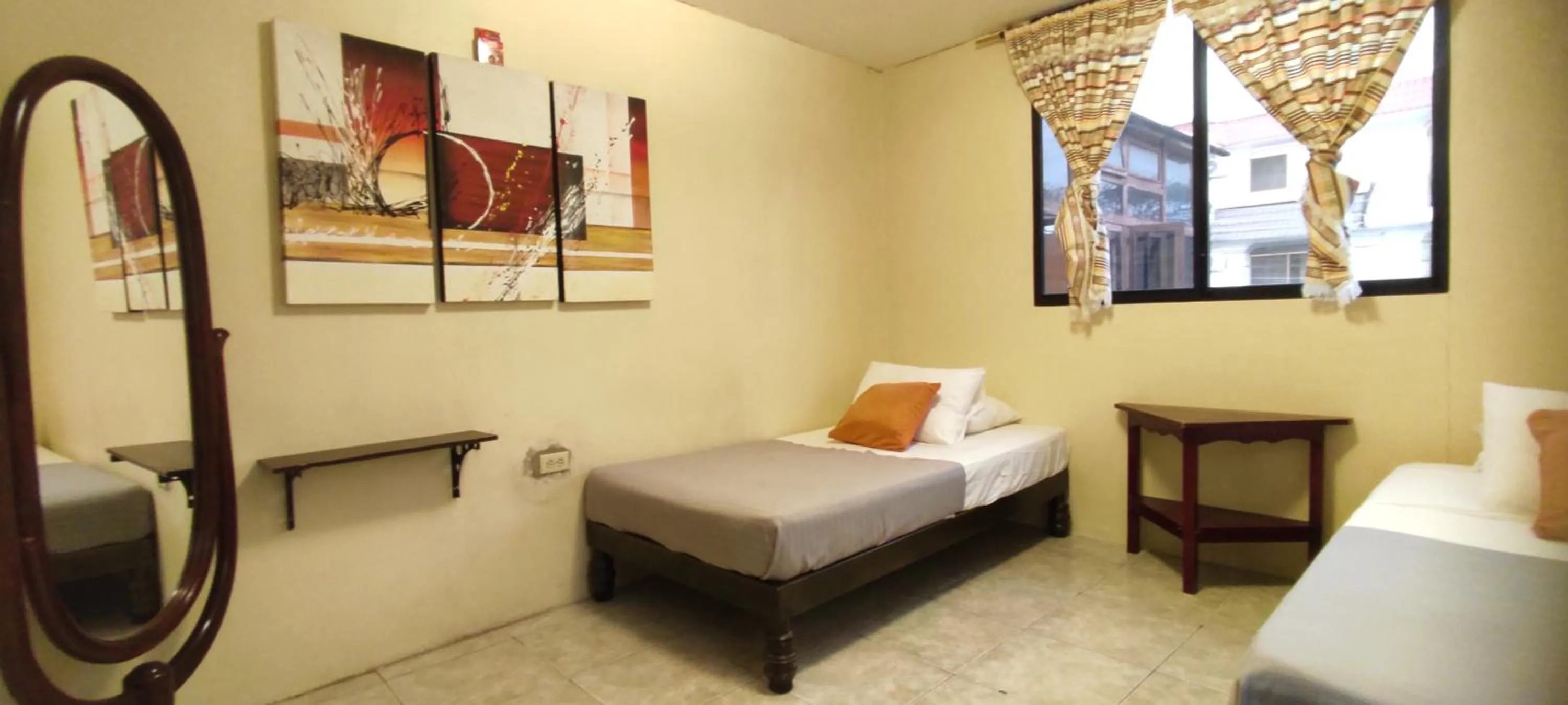 Bed in Dreamkapture Hostel close to the airport and bus terminal