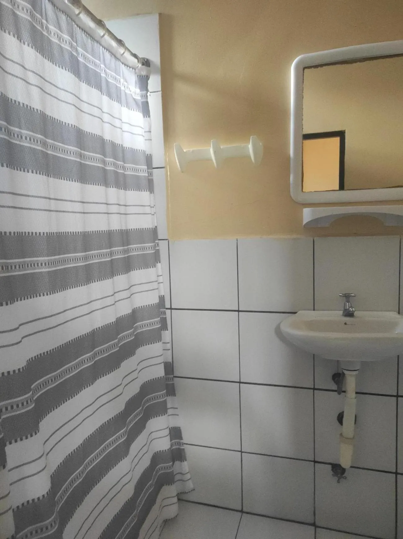 Bathroom in Dreamkapture Hostel close to the airport and bus terminal