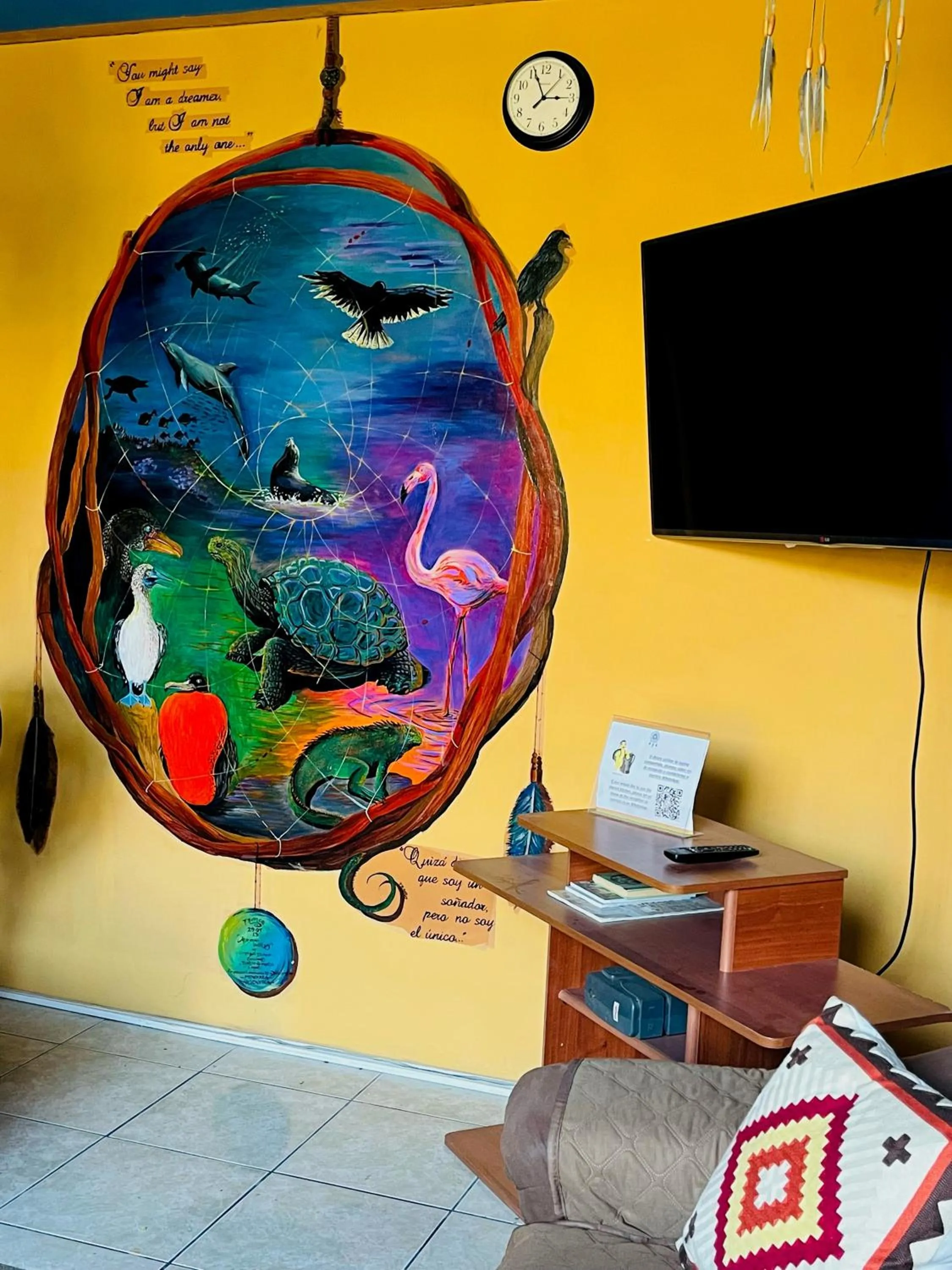 Communal lounge/ TV room in Dreamkapture Hostel close to the airport and bus terminal
