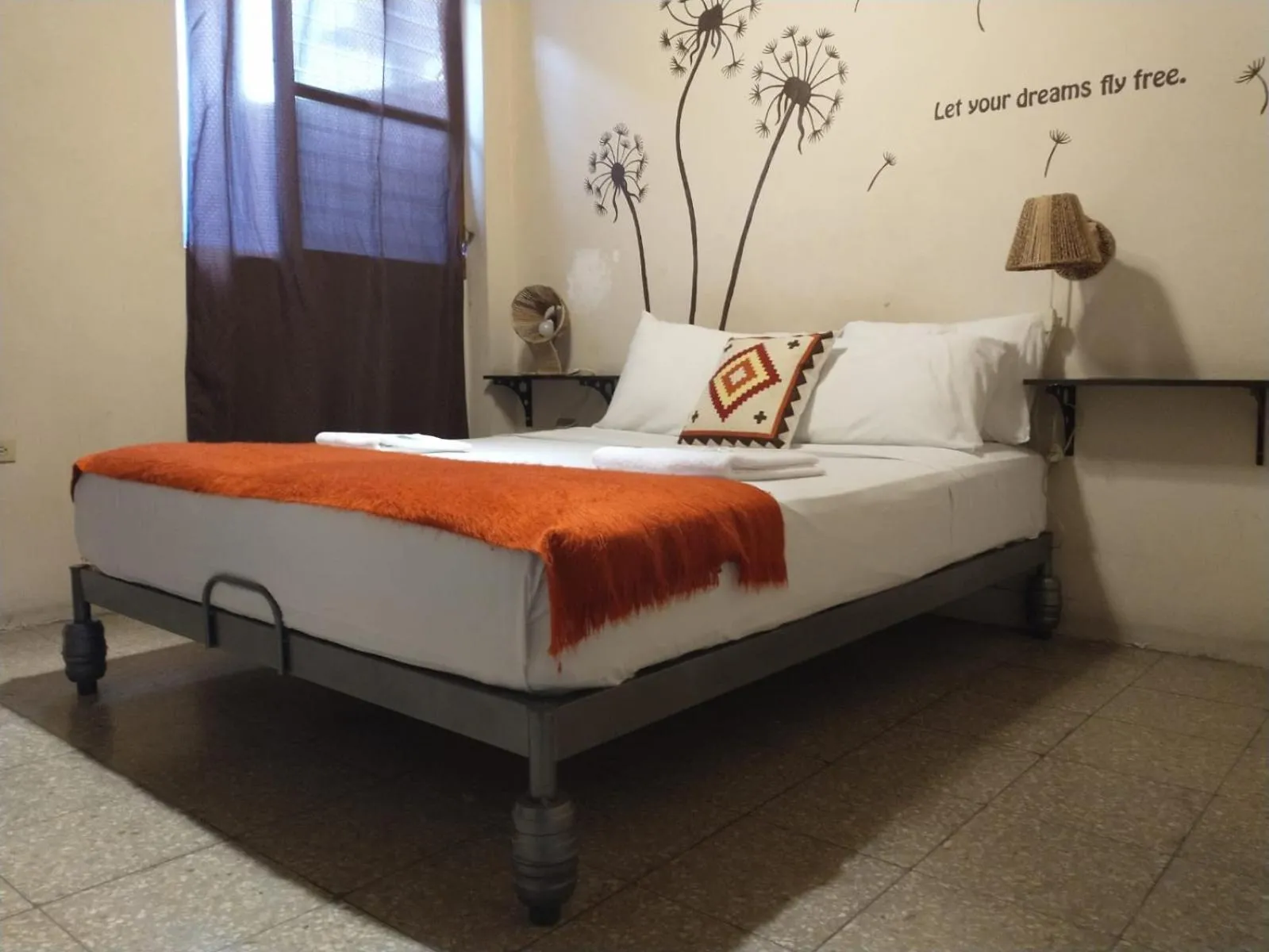 Bed in Dreamkapture Hostel close to the airport and bus terminal