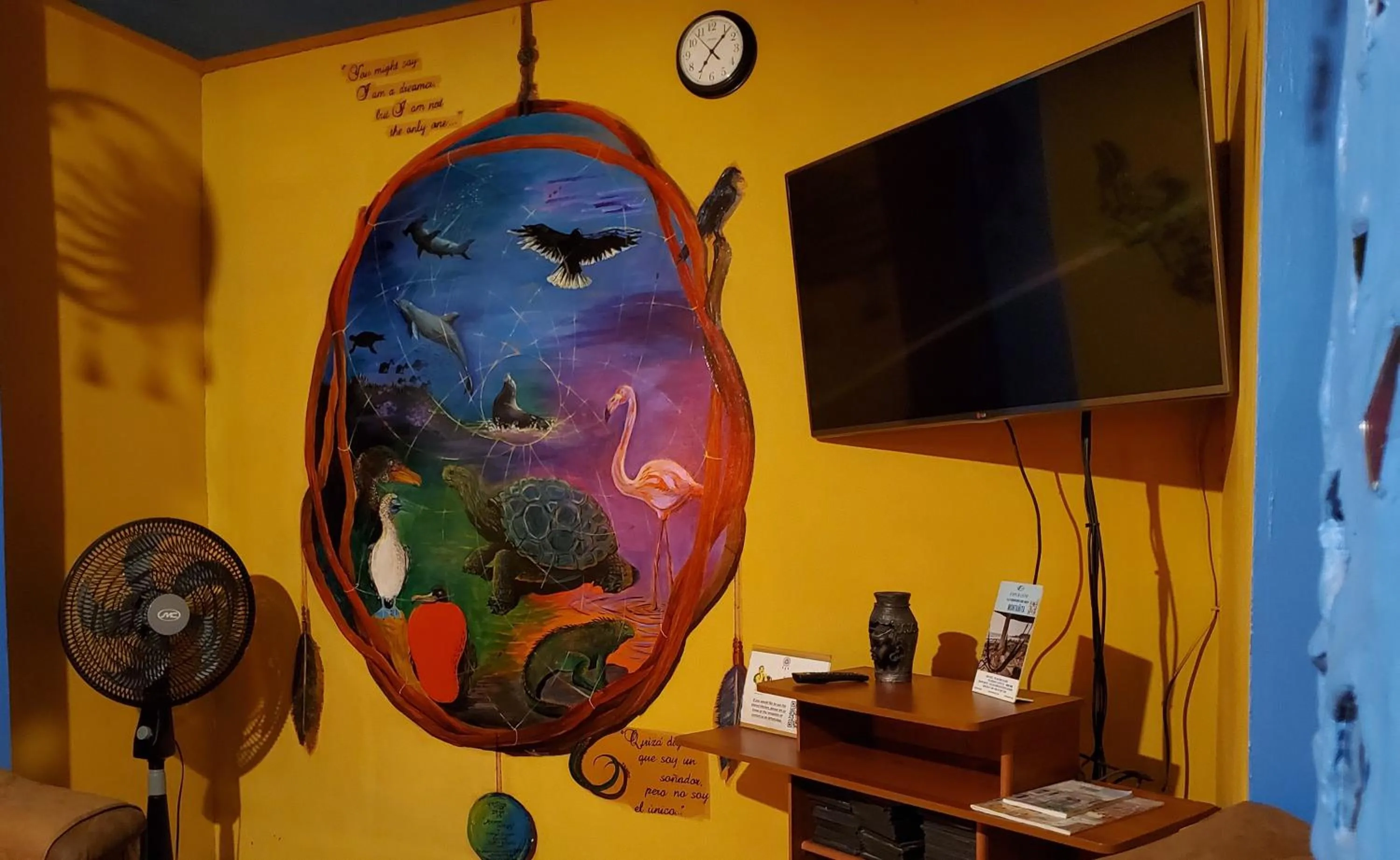 Communal lounge/ TV room in Dreamkapture Hostel close to the airport and bus terminal