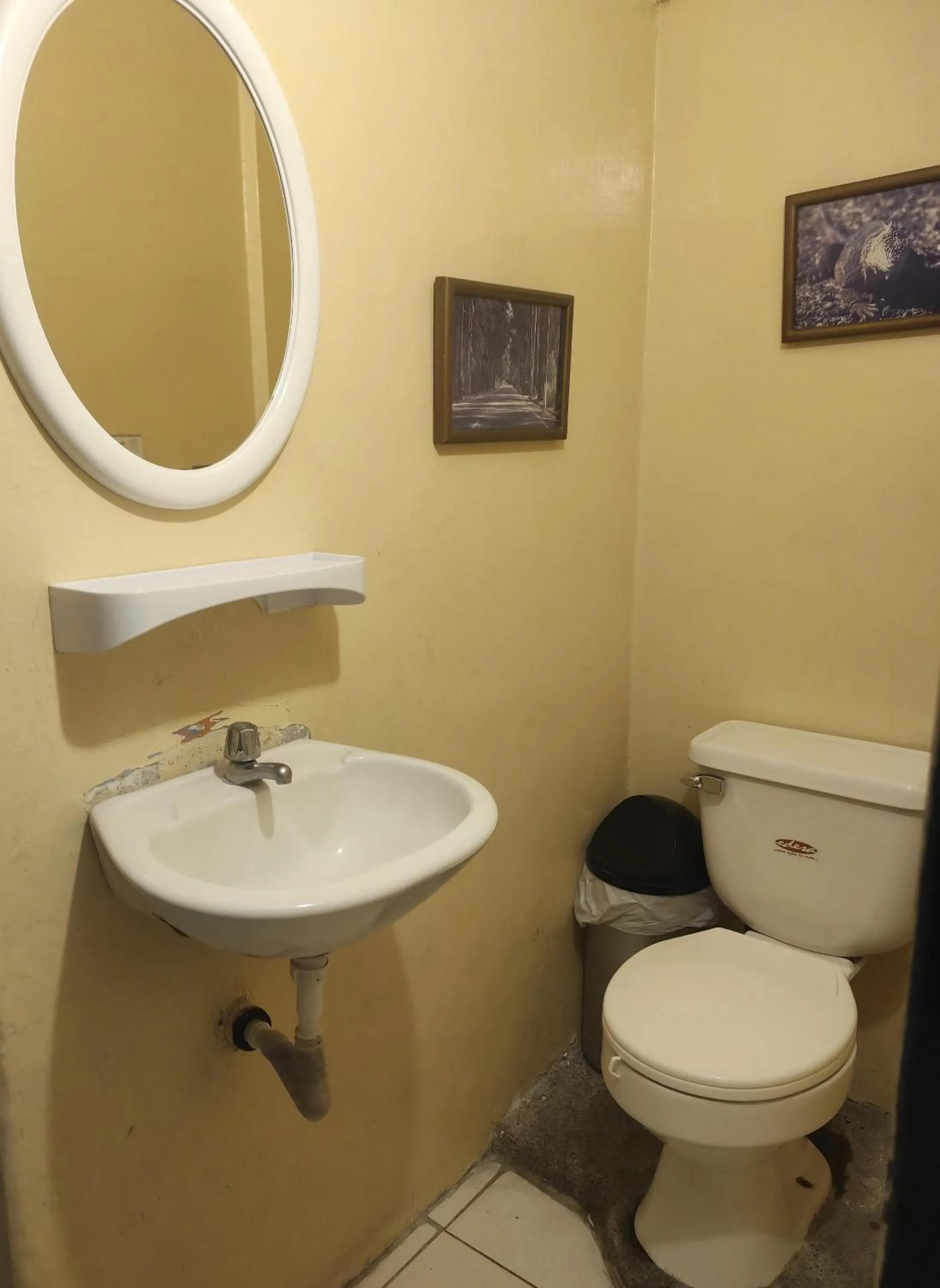 Bathroom in Dreamkapture Hostel close to the airport and bus terminal