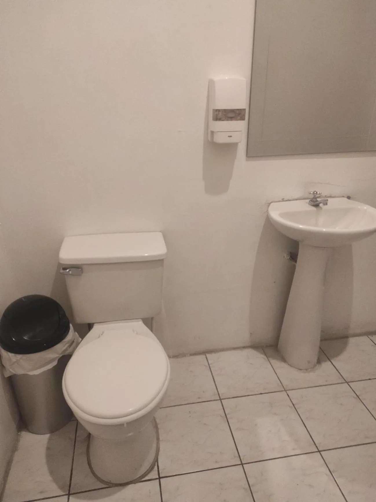 Bathroom in Dreamkapture Hostel close to the airport and bus terminal