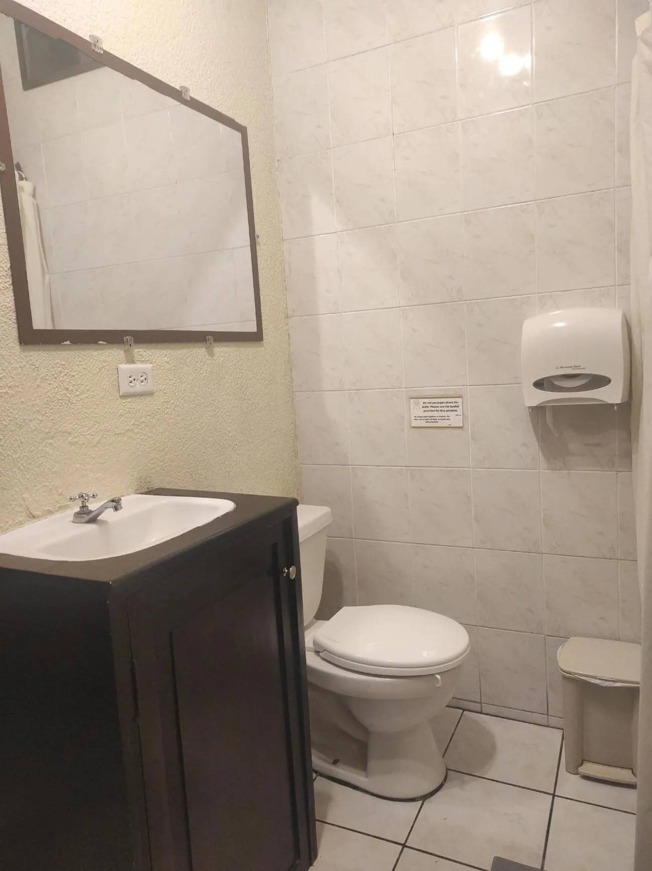 Bathroom in Dreamkapture Hostel close to the airport and bus terminal
