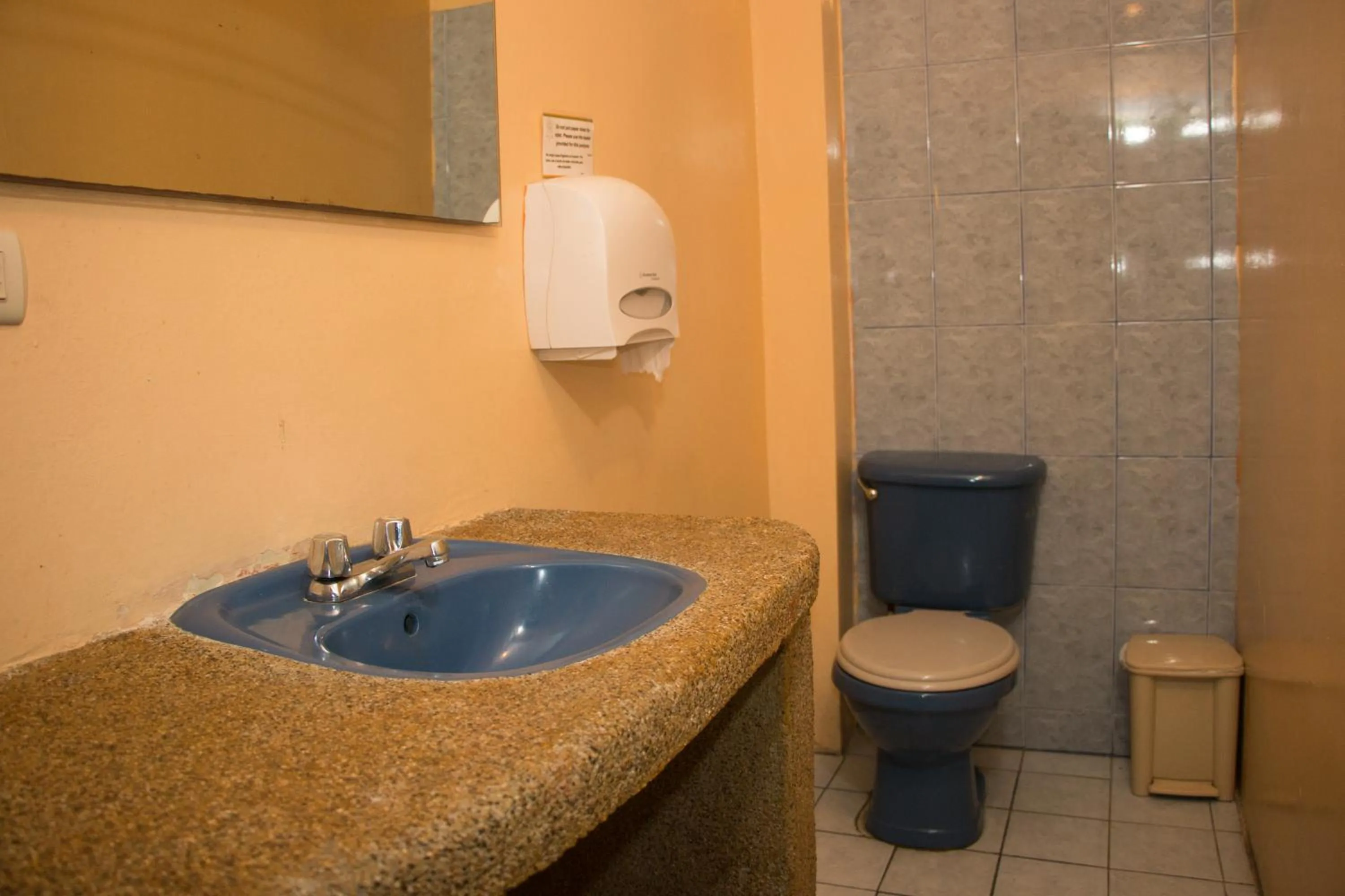 Bathroom in Dreamkapture Hostel close to the airport and bus terminal