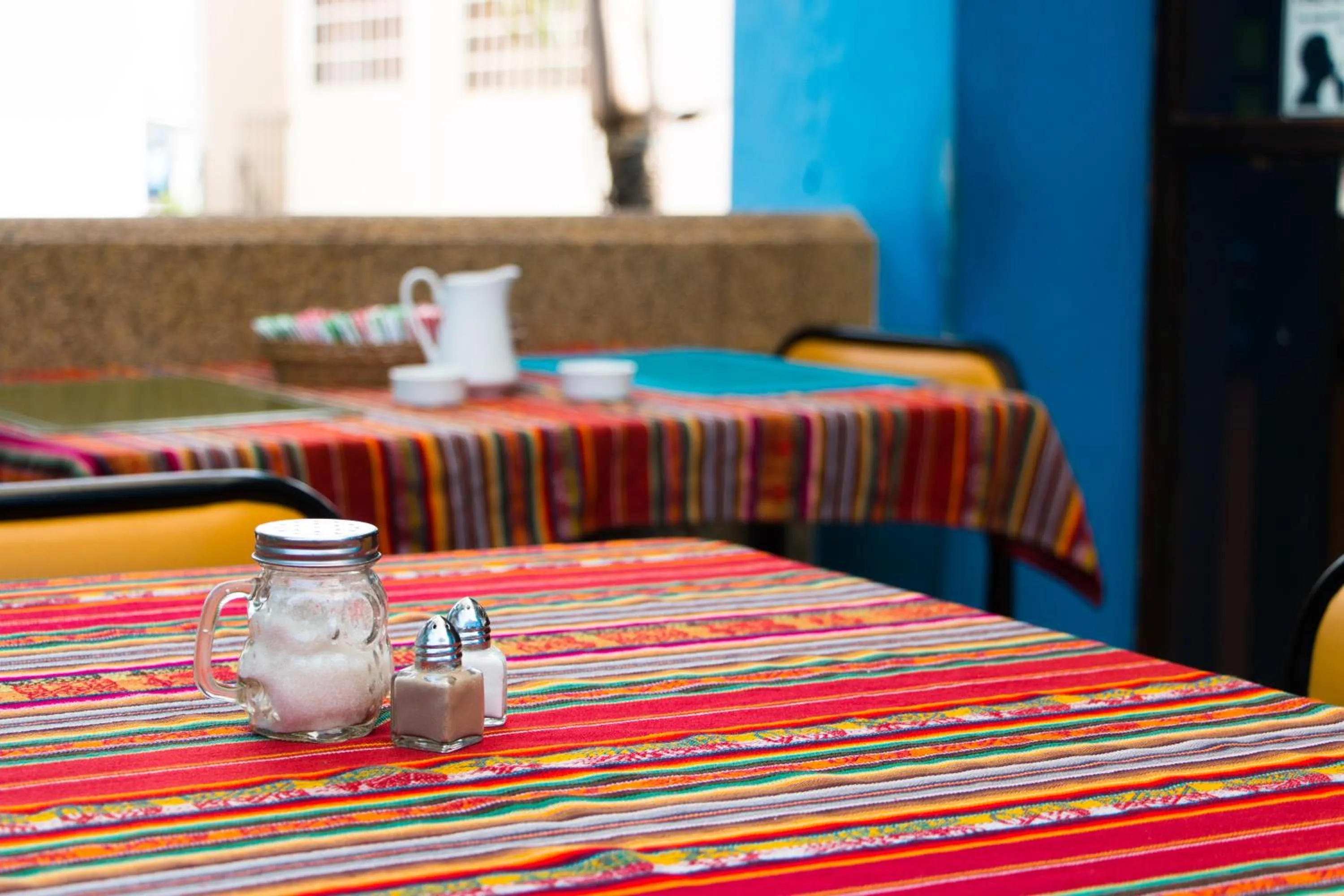 Dining area in Dreamkapture Hostel close to the airport and bus terminal