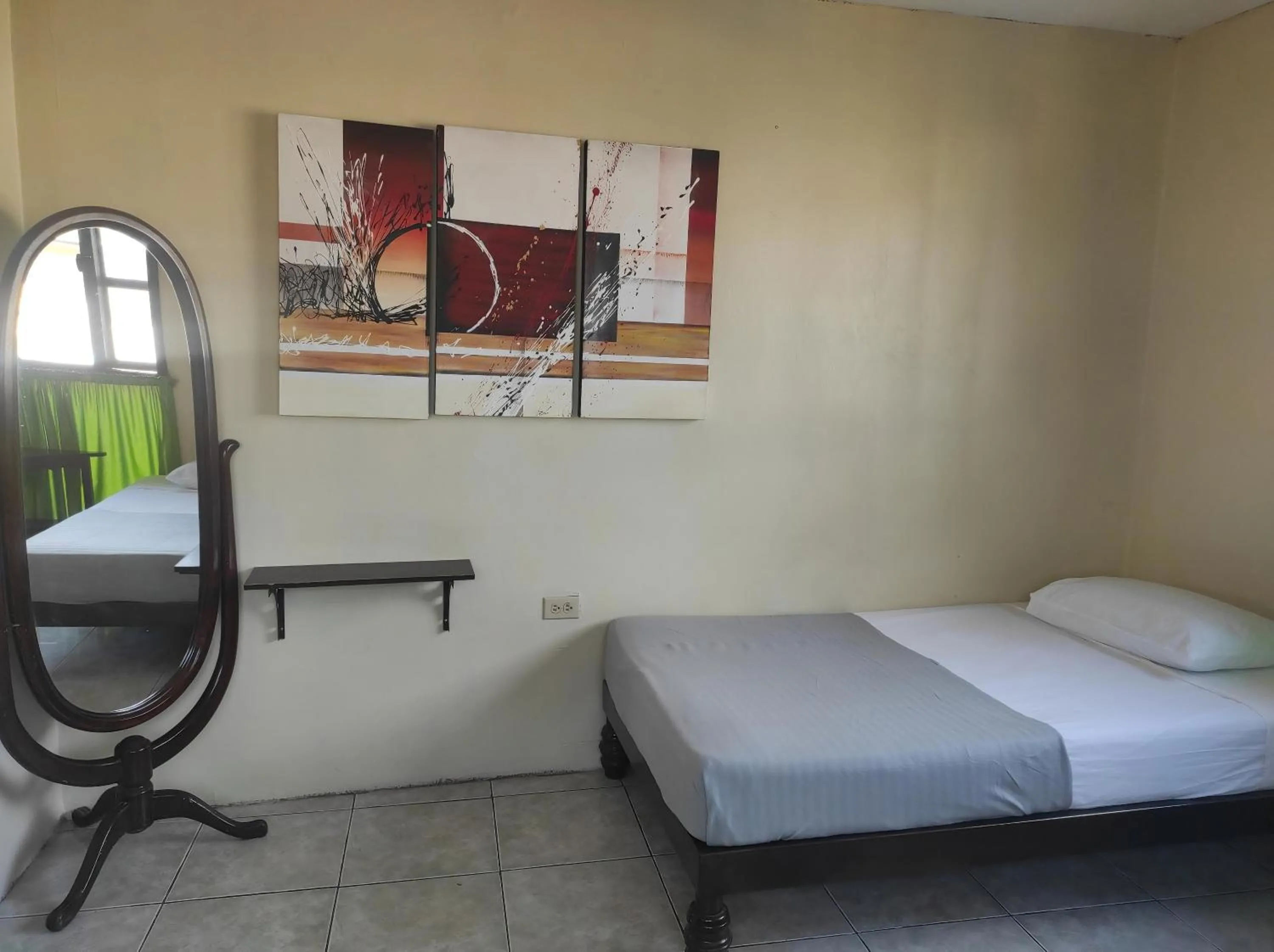 Economy Twin Room in Dreamkapture Hostel close to the airport and bus terminal