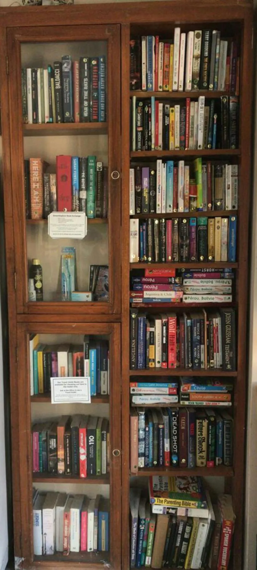 Library in Dreamkapture Hostel close to the airport and bus terminal