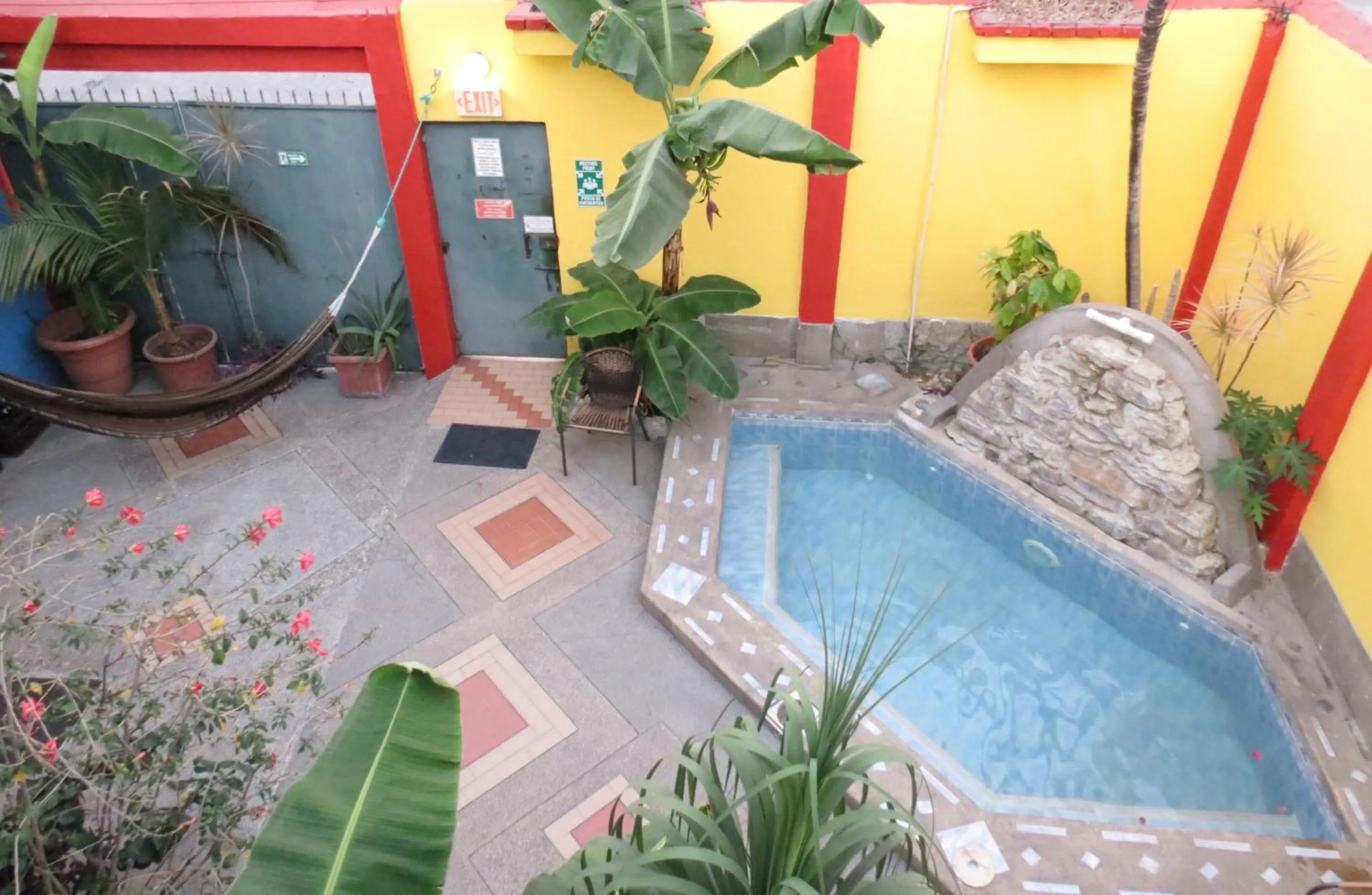 Swimming pool in Dreamkapture Hostel close to the airport and bus terminal