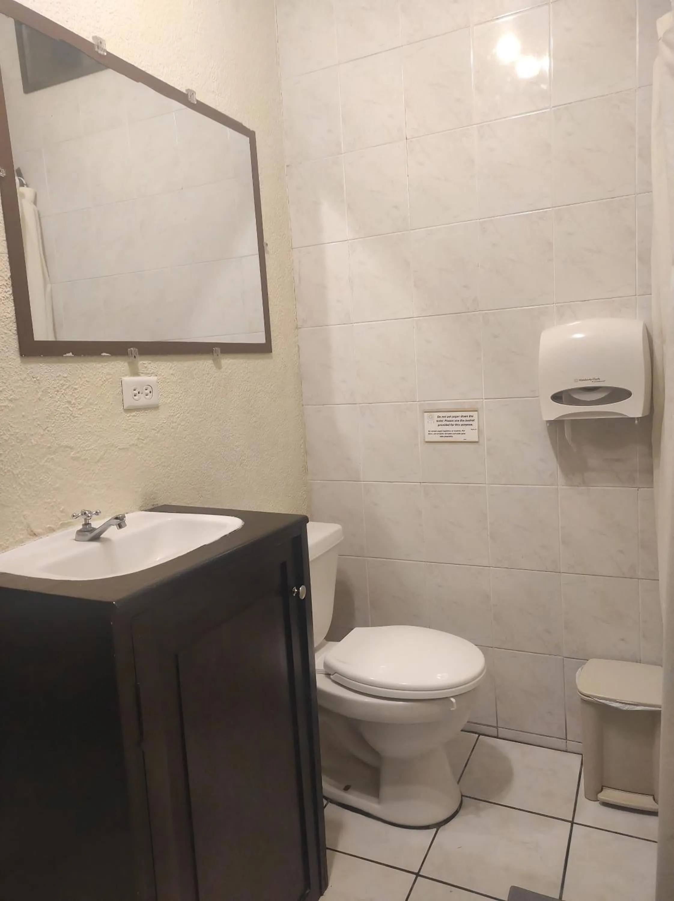 Bathroom in Dreamkapture Hostel close to the airport and bus terminal