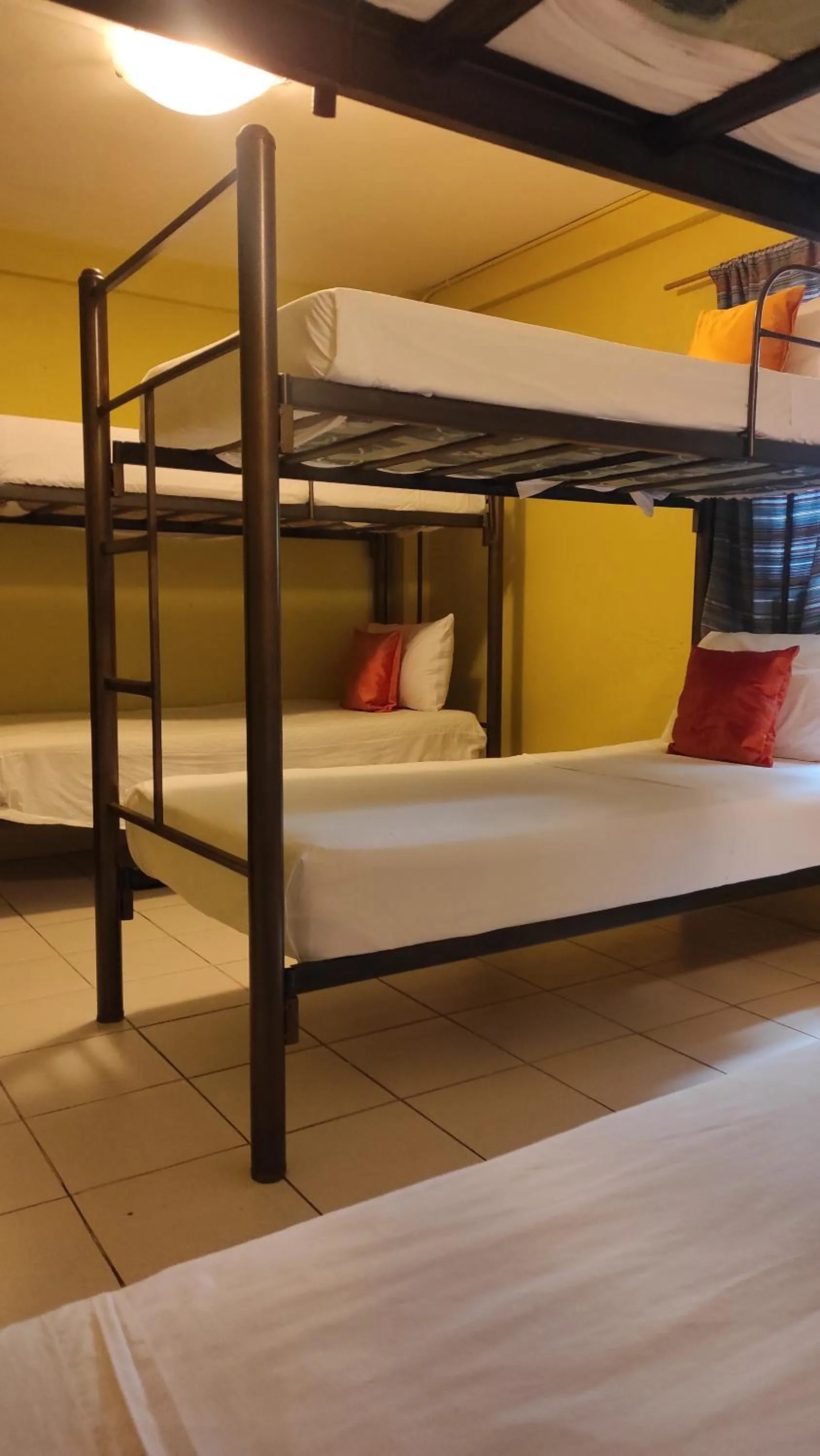Bed in 8-Bed Mixed Dormitory Room in Dreamkapture Hostel close to the airport and bus terminal
