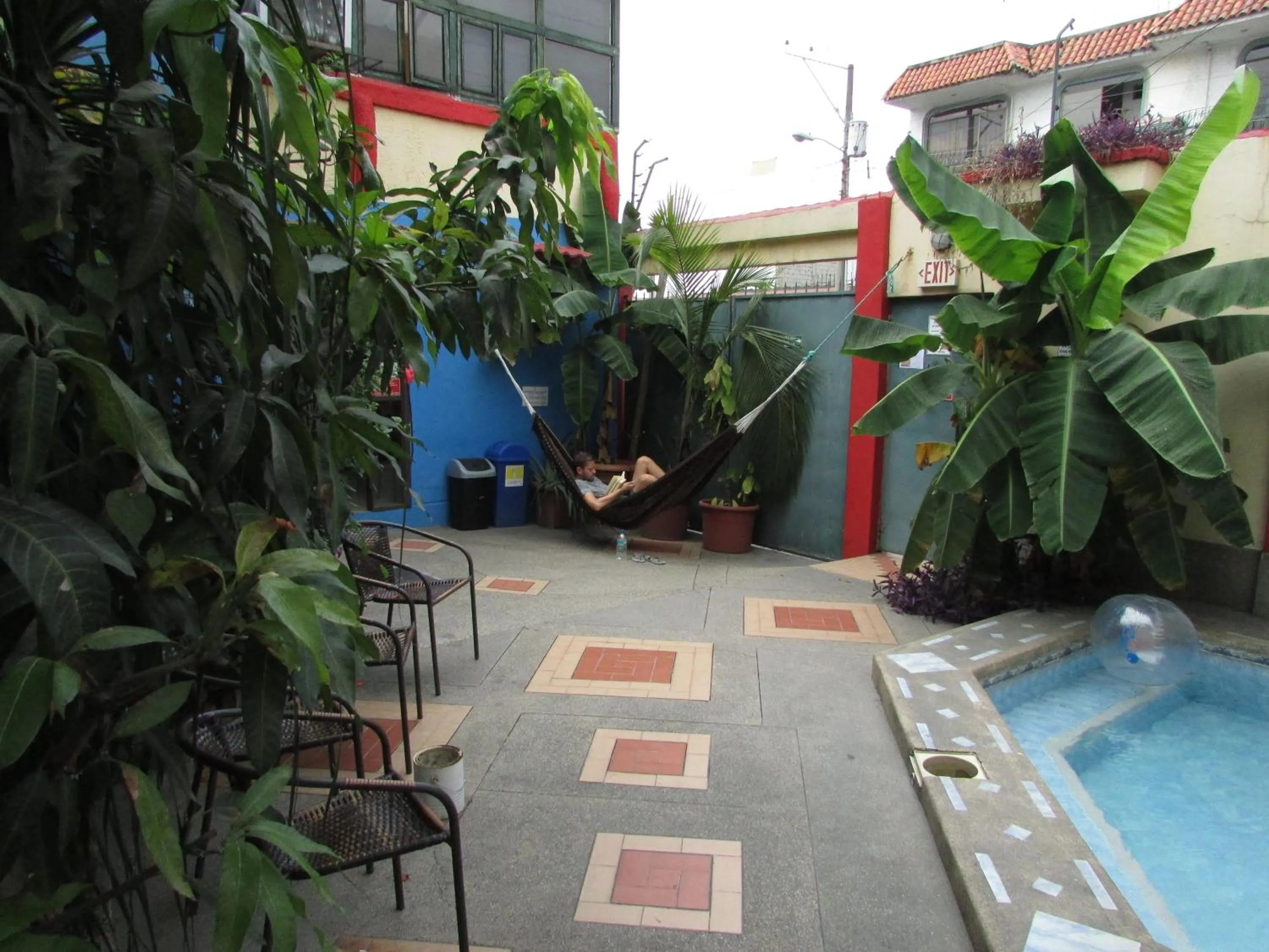 Patio in Dreamkapture Hostel close to the airport and bus terminal