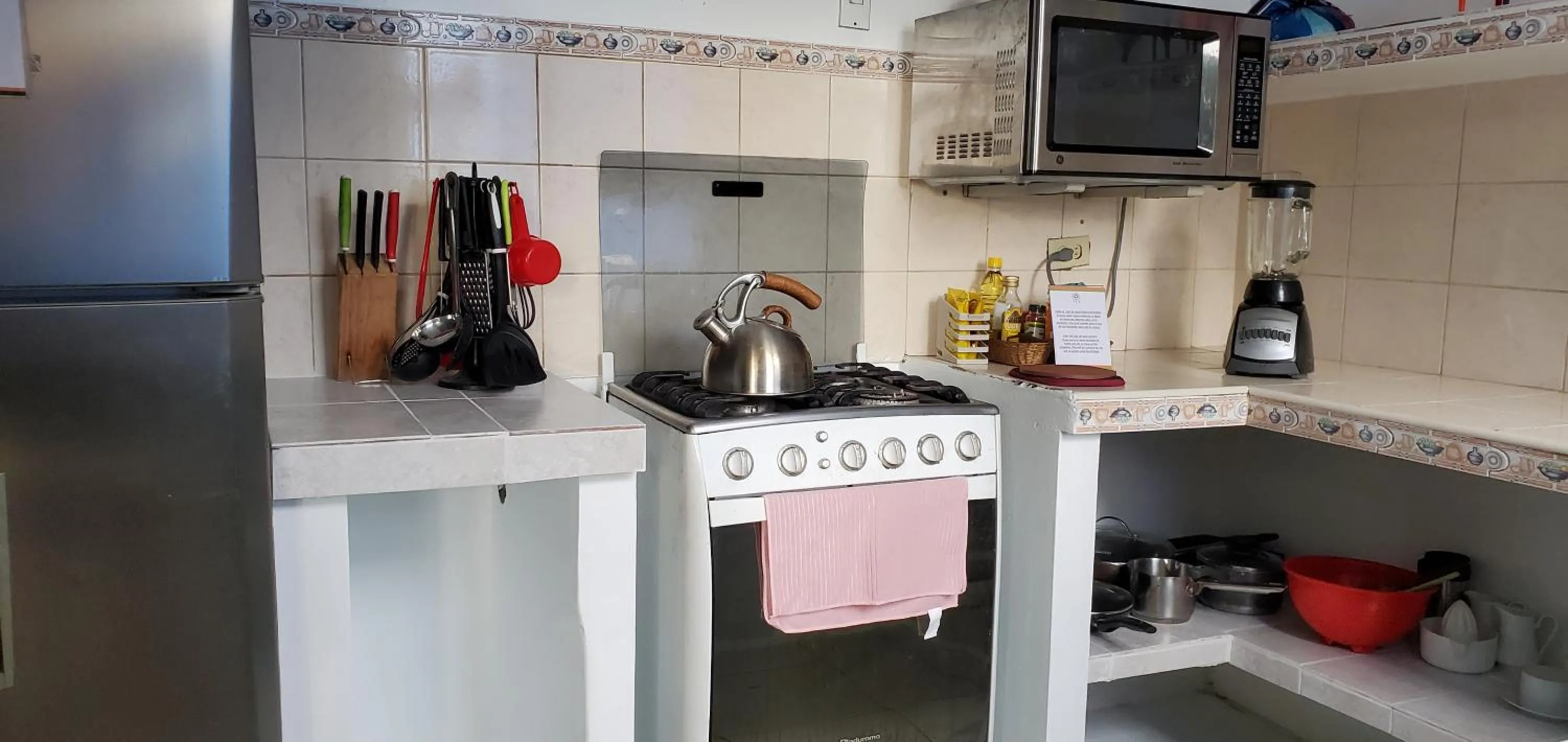 Communal kitchen in Dreamkapture Hostel close to the airport and bus terminal