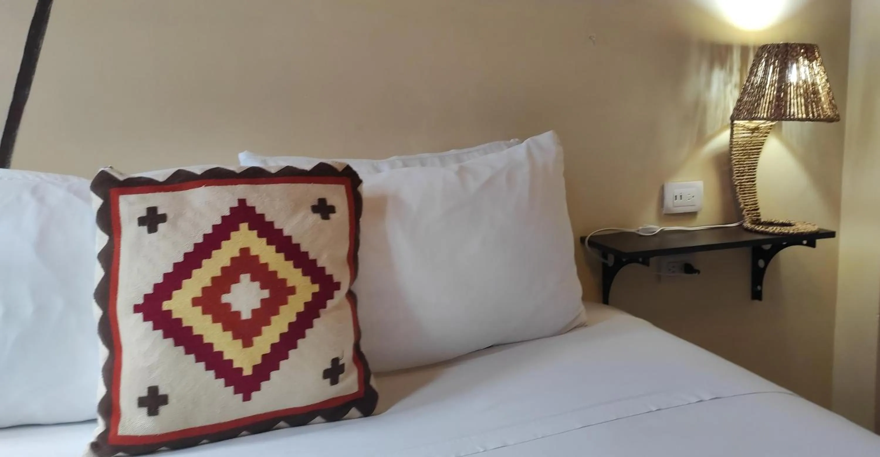 Bed in Dreamkapture Hostel close to the airport and bus terminal
