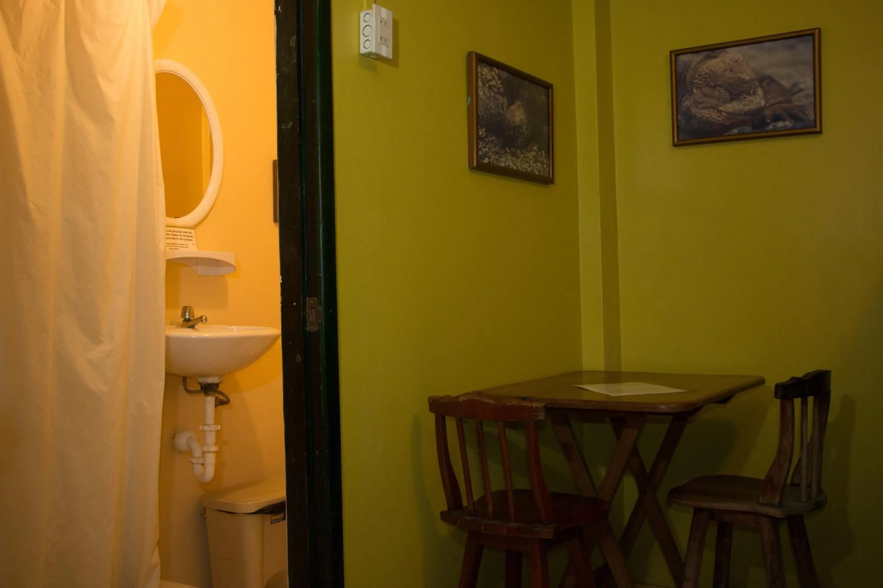 Bathroom in Dreamkapture Hostel close to the airport and bus terminal