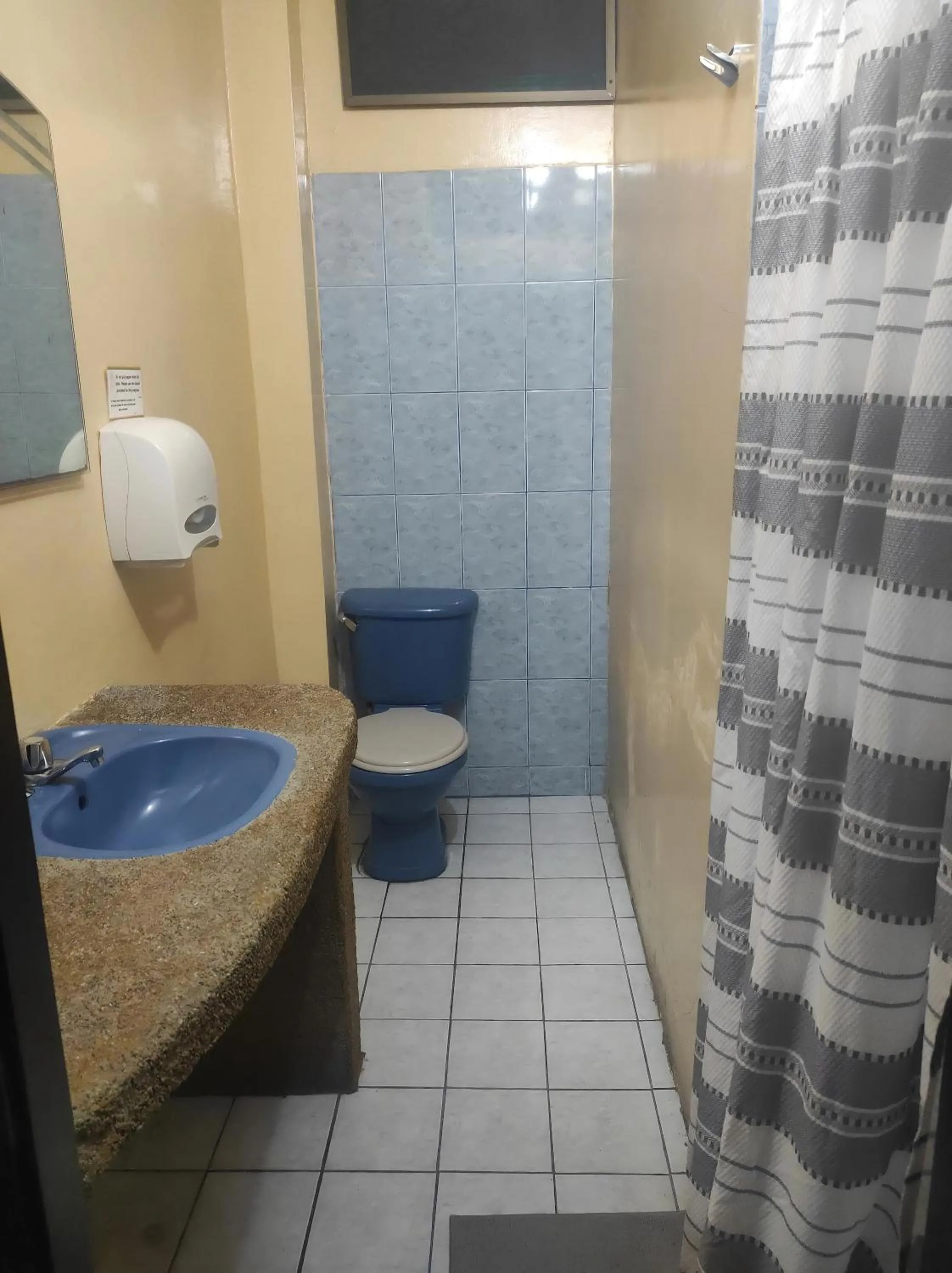 Bathroom in Dreamkapture Hostel close to the airport and bus terminal