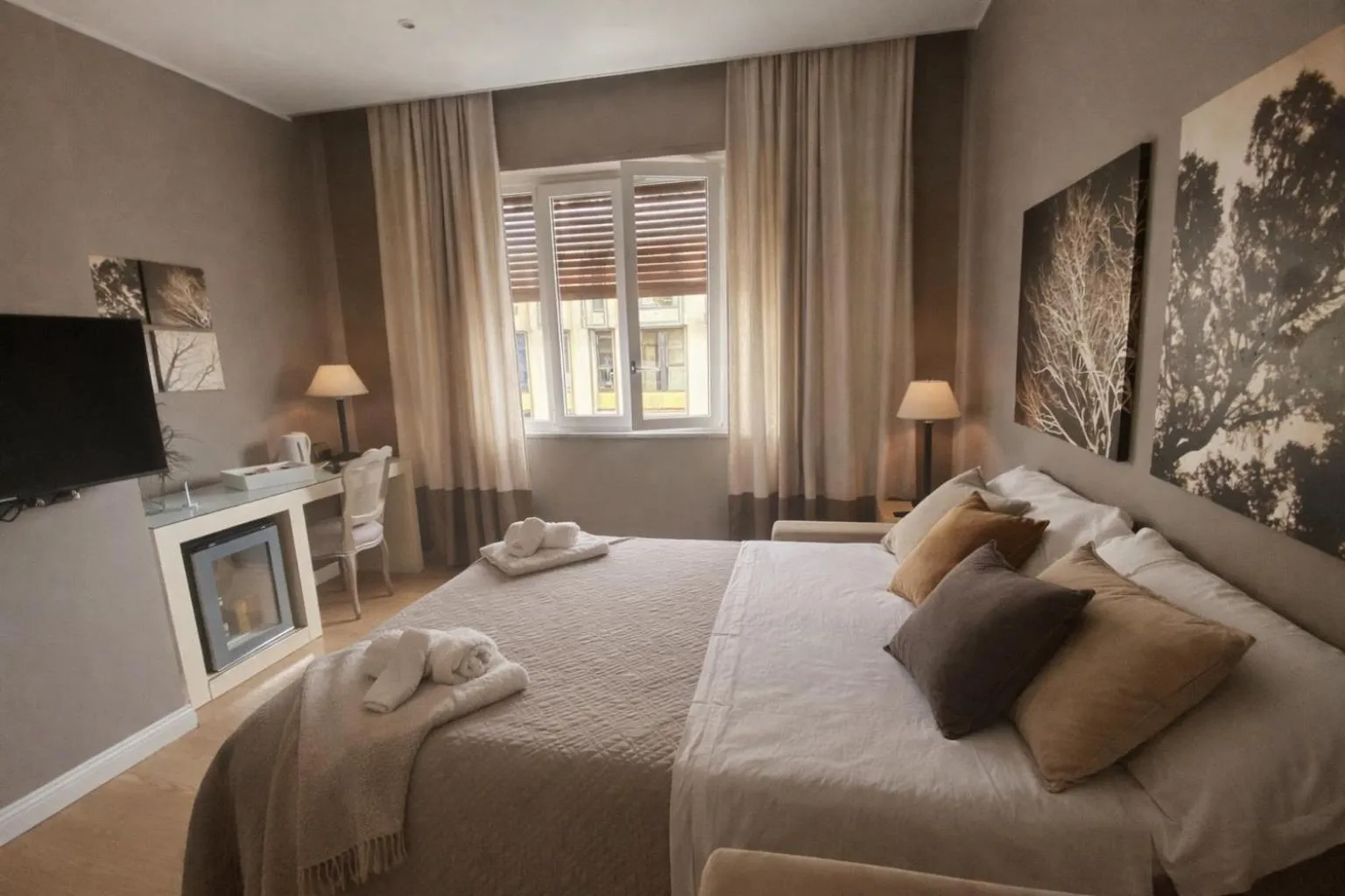 Bedroom, Bed in Maxim