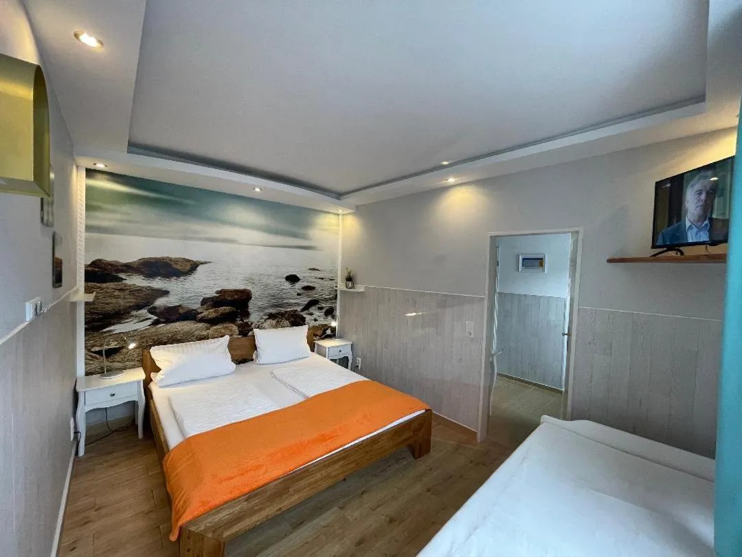 Photo of the whole room, Bed in Hotel Kenny & Henry