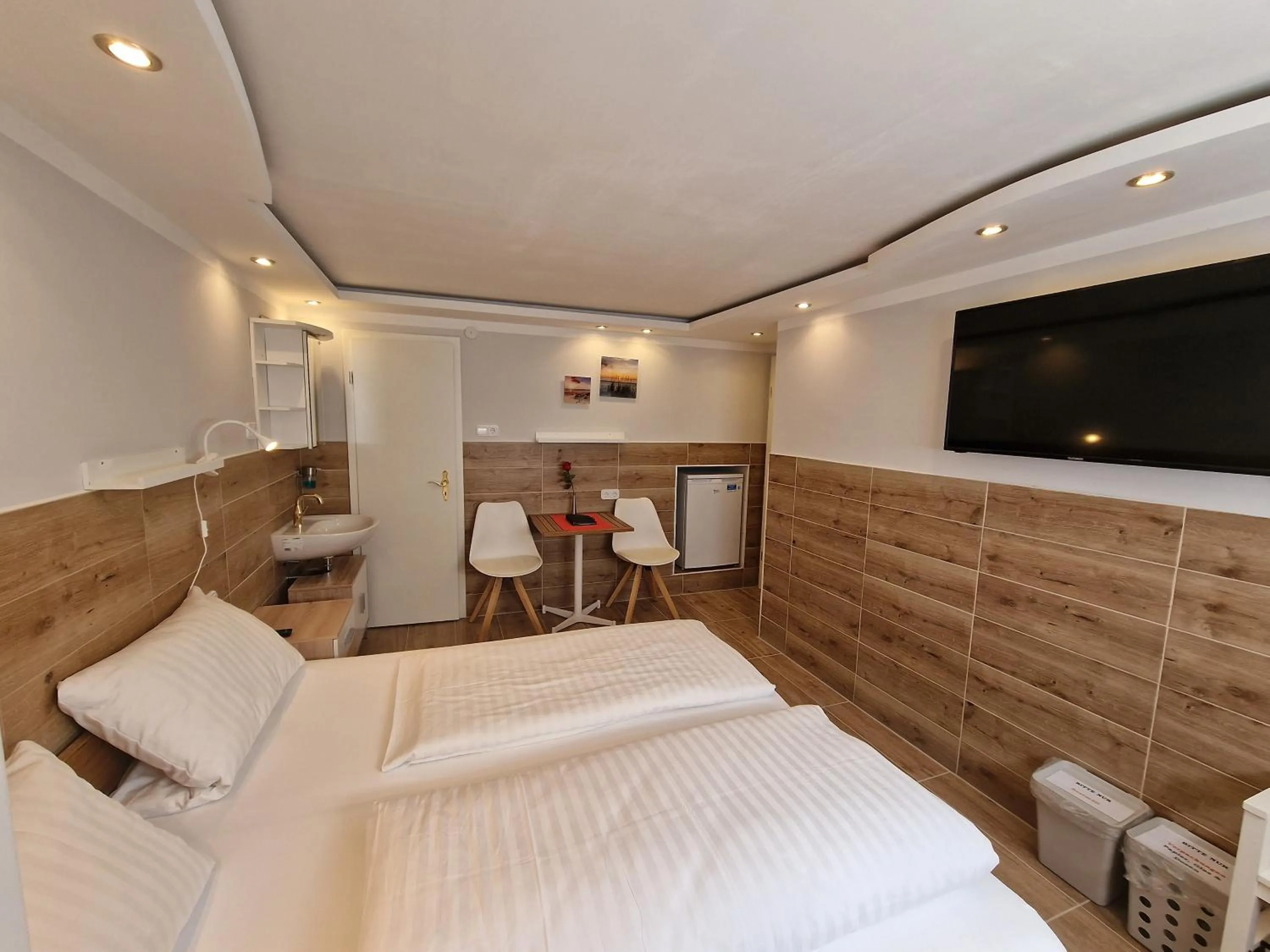 Photo of the whole room, Bed in Hotel Kenny & Henry