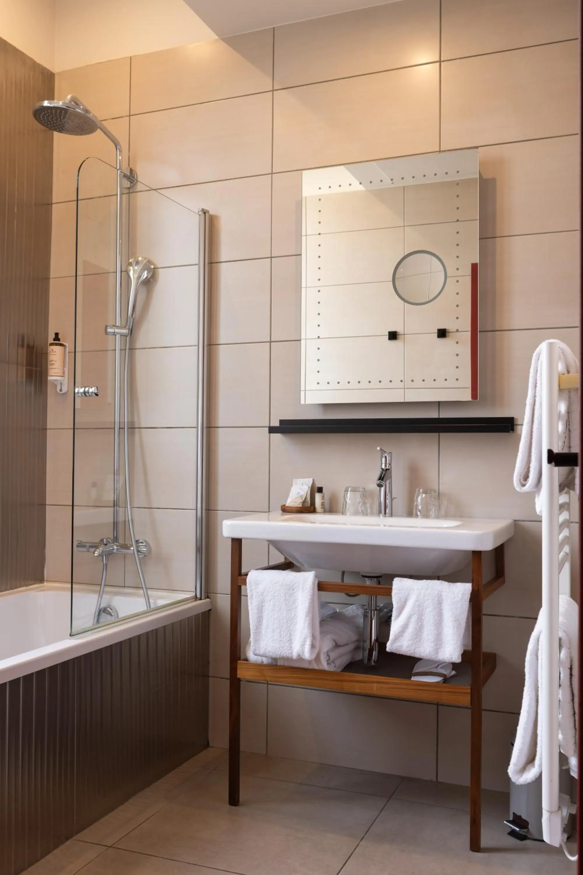 Shower in Hotel Verlaine