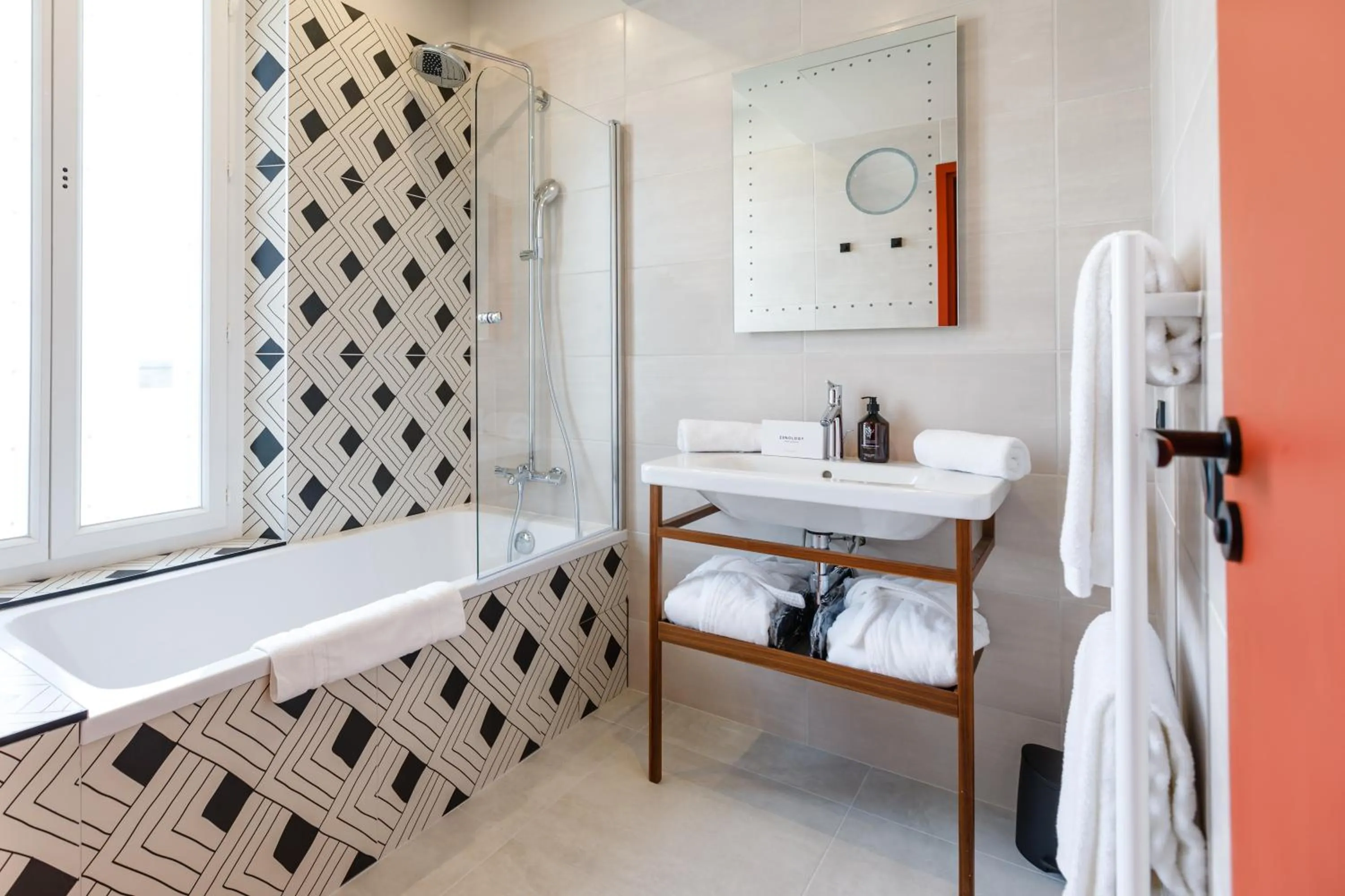 Bathroom, Bed in Hotel Verlaine