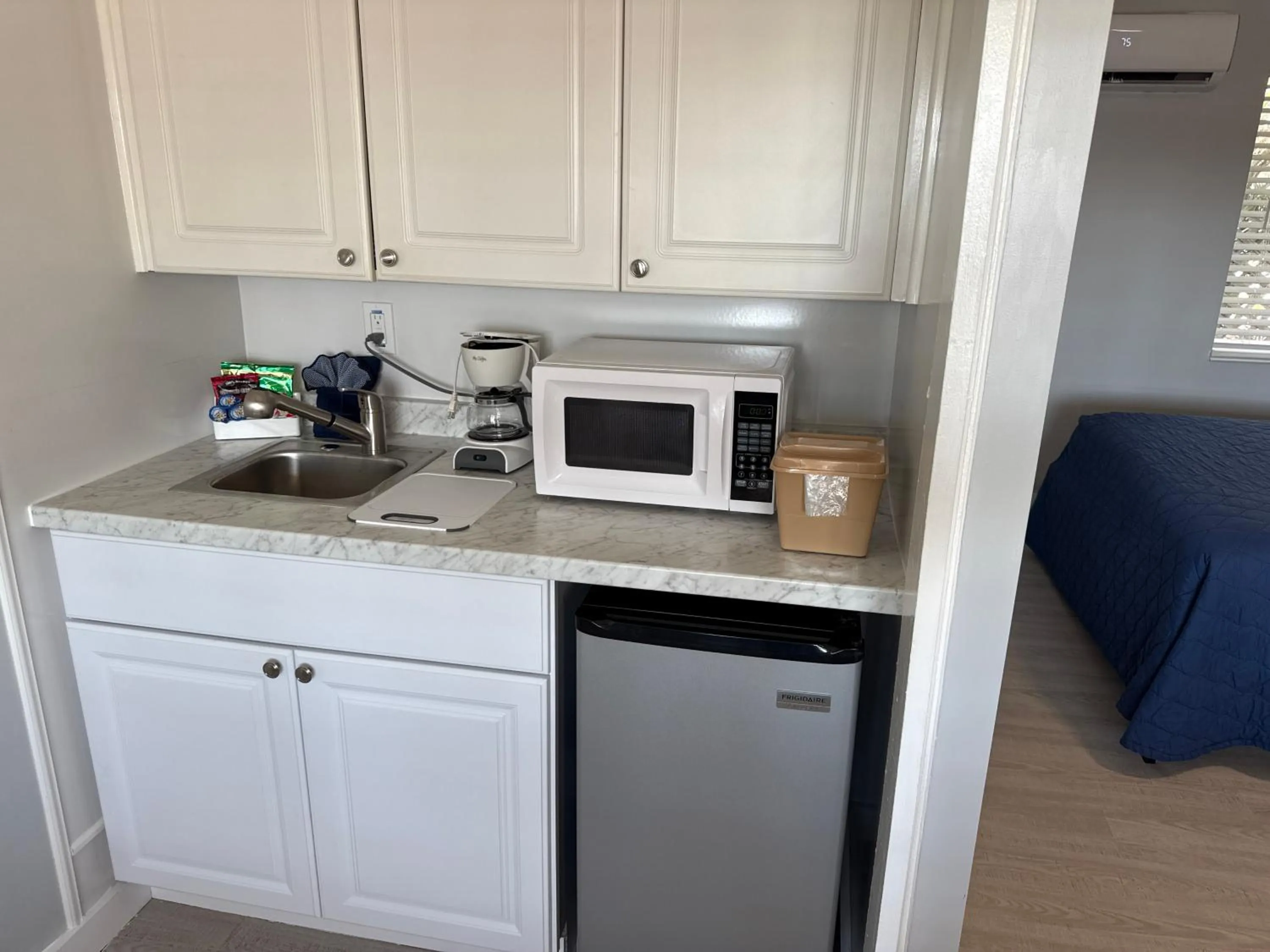 Kitchen or kitchenette in Barefoot Bay Resort Motel