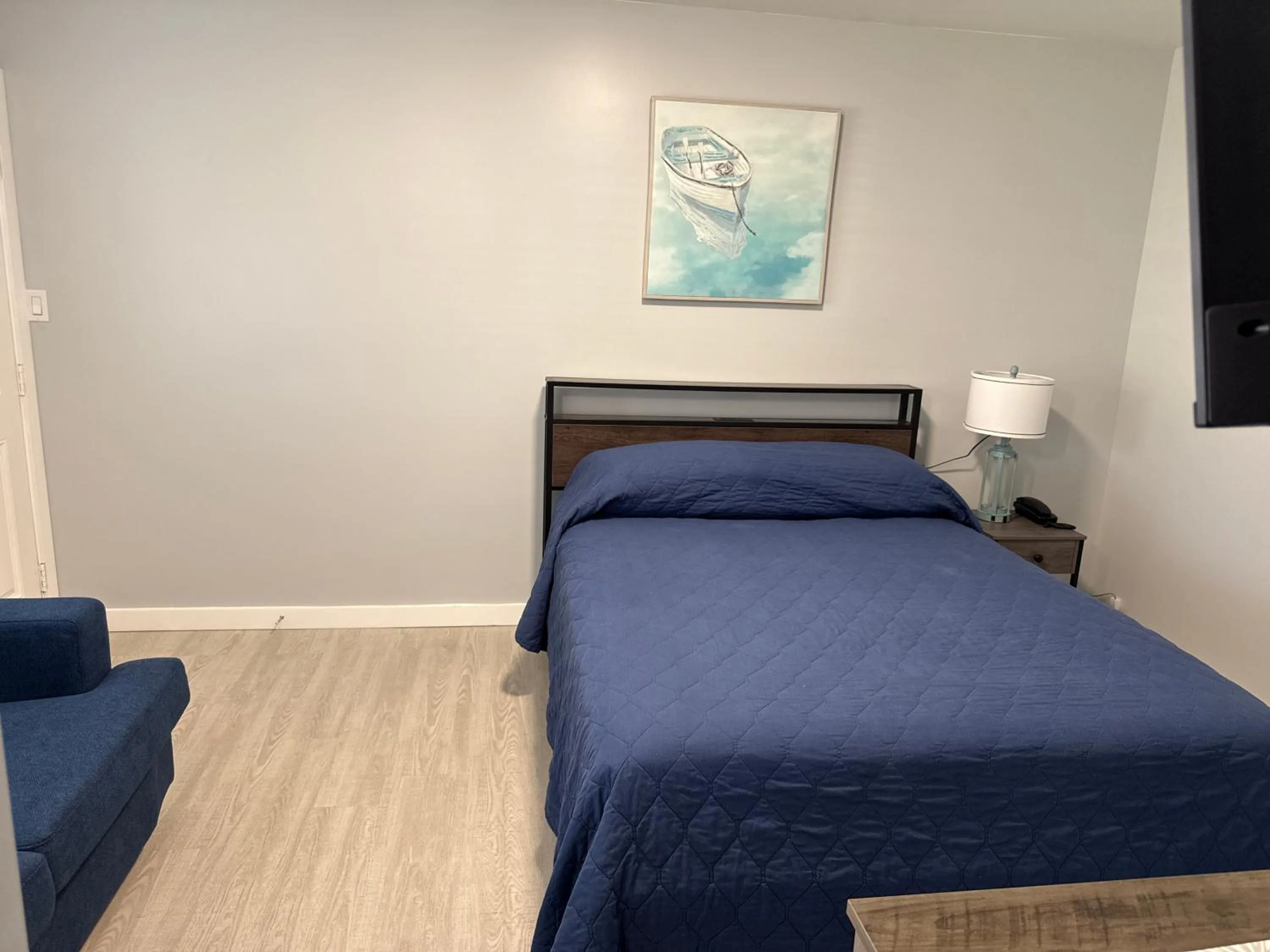 Bed in Barefoot Bay Resort Motel