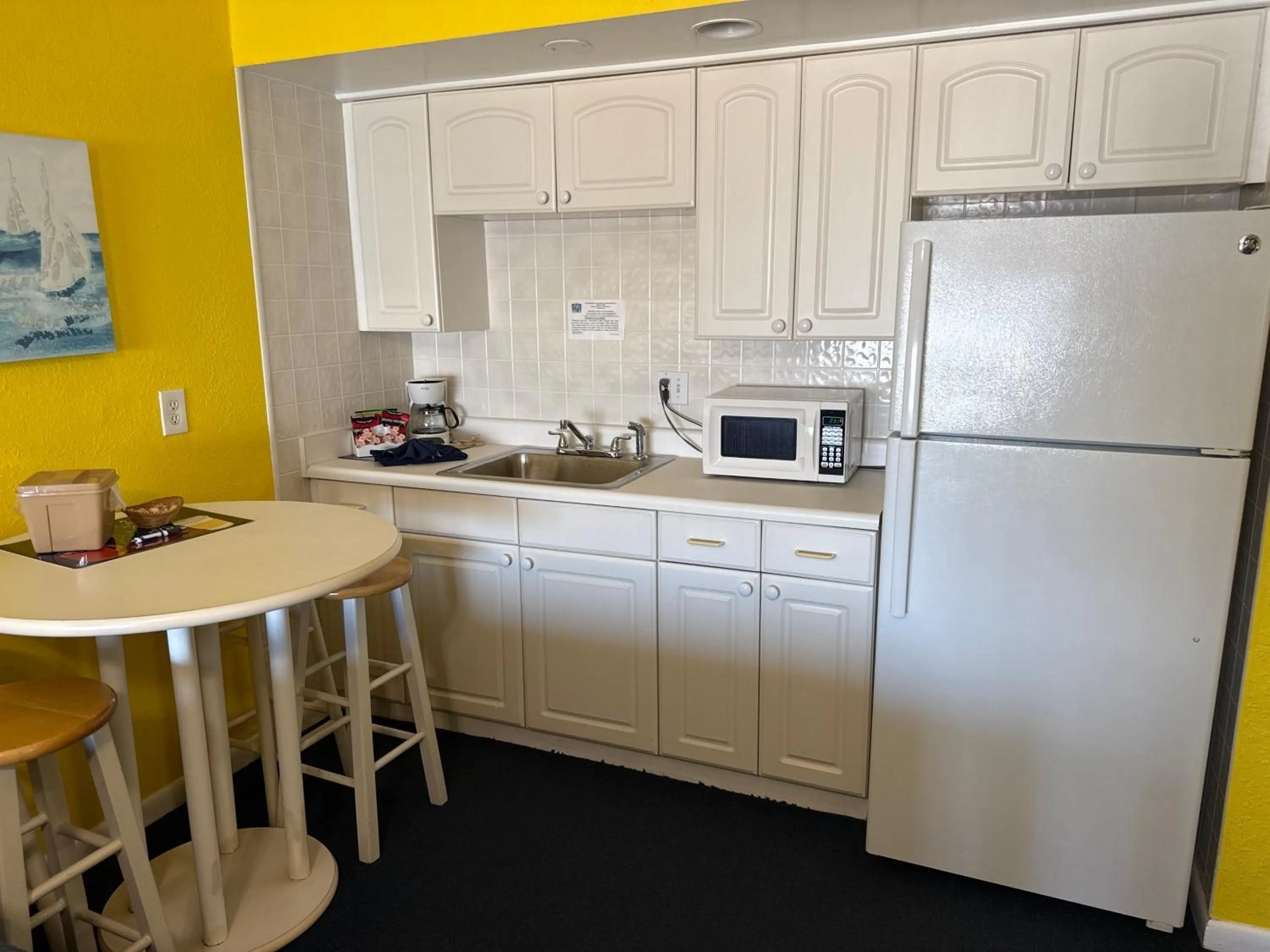 Kitchen or kitchenette in Barefoot Bay Resort Motel