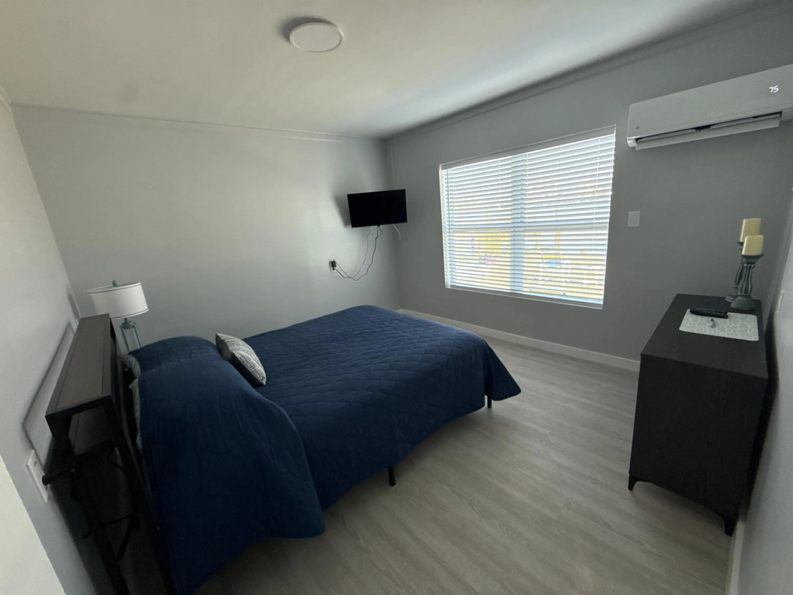 Bedroom, Bed in Barefoot Bay Resort Motel