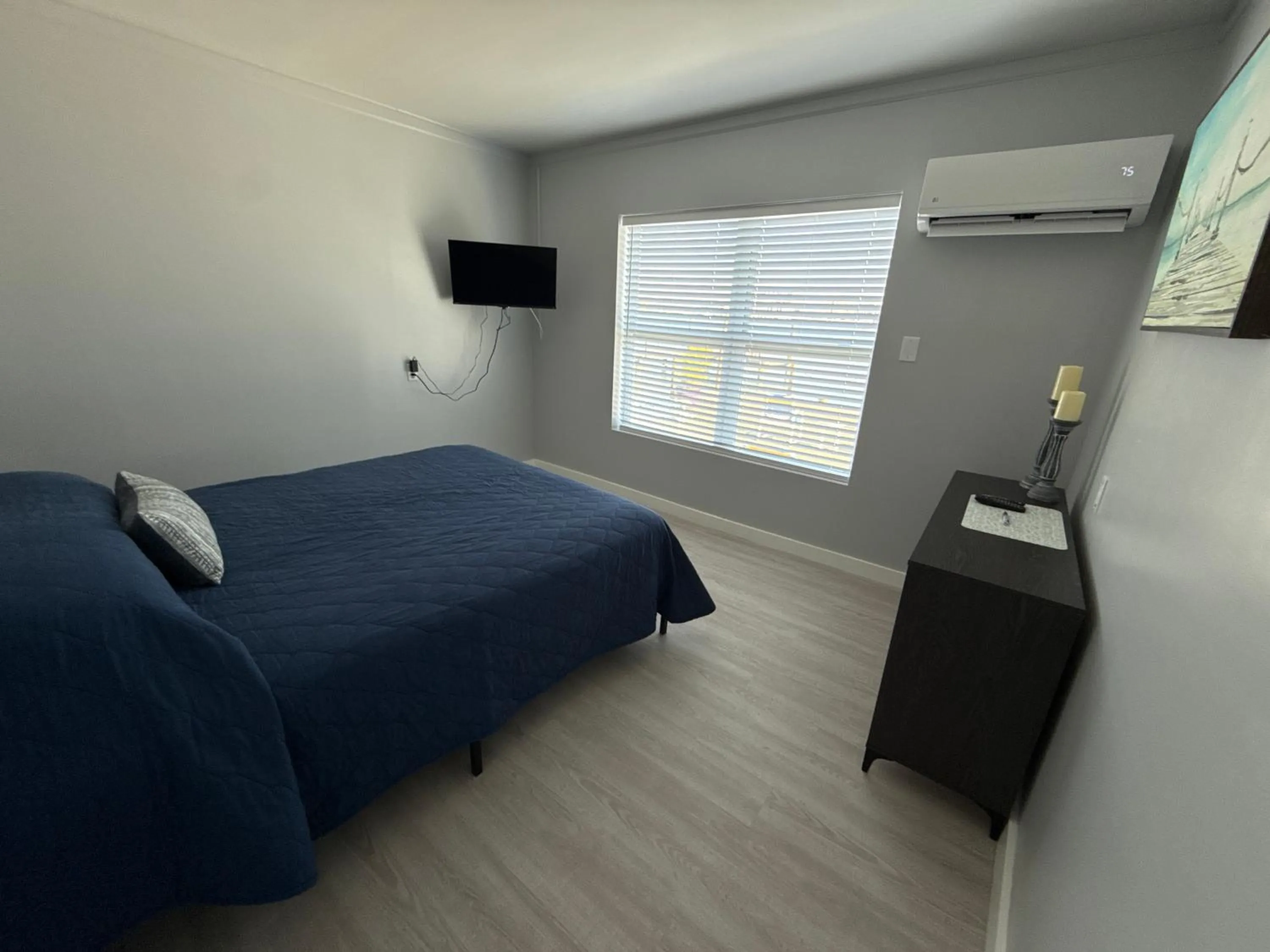 TV and multimedia, Bed in Barefoot Bay Resort Motel