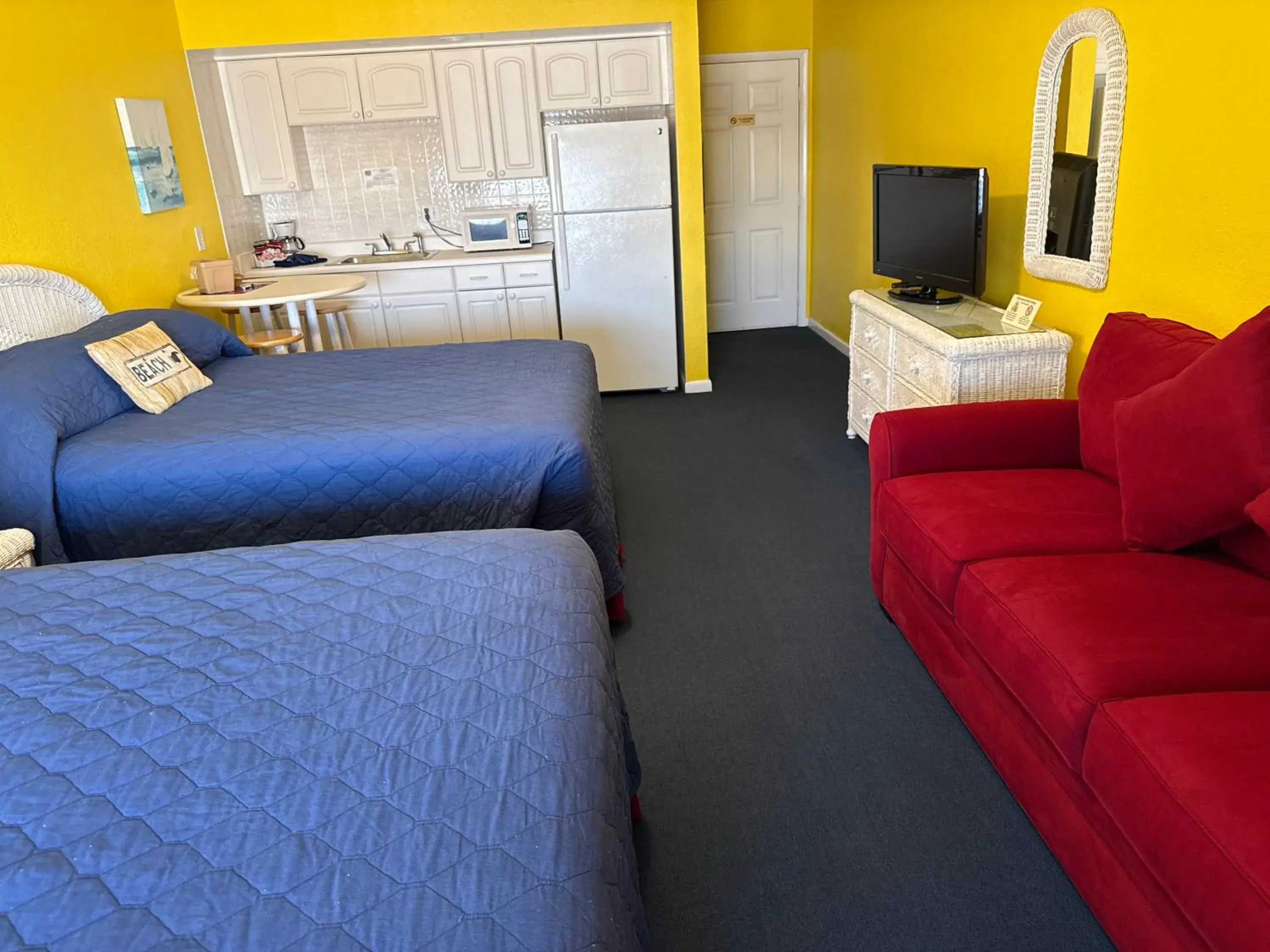 Queen Room with Two Queen Beds and View in Barefoot Bay Resort Motel Queen Room with Two Queen Beds and View in Barefoot Bay Resort Motel