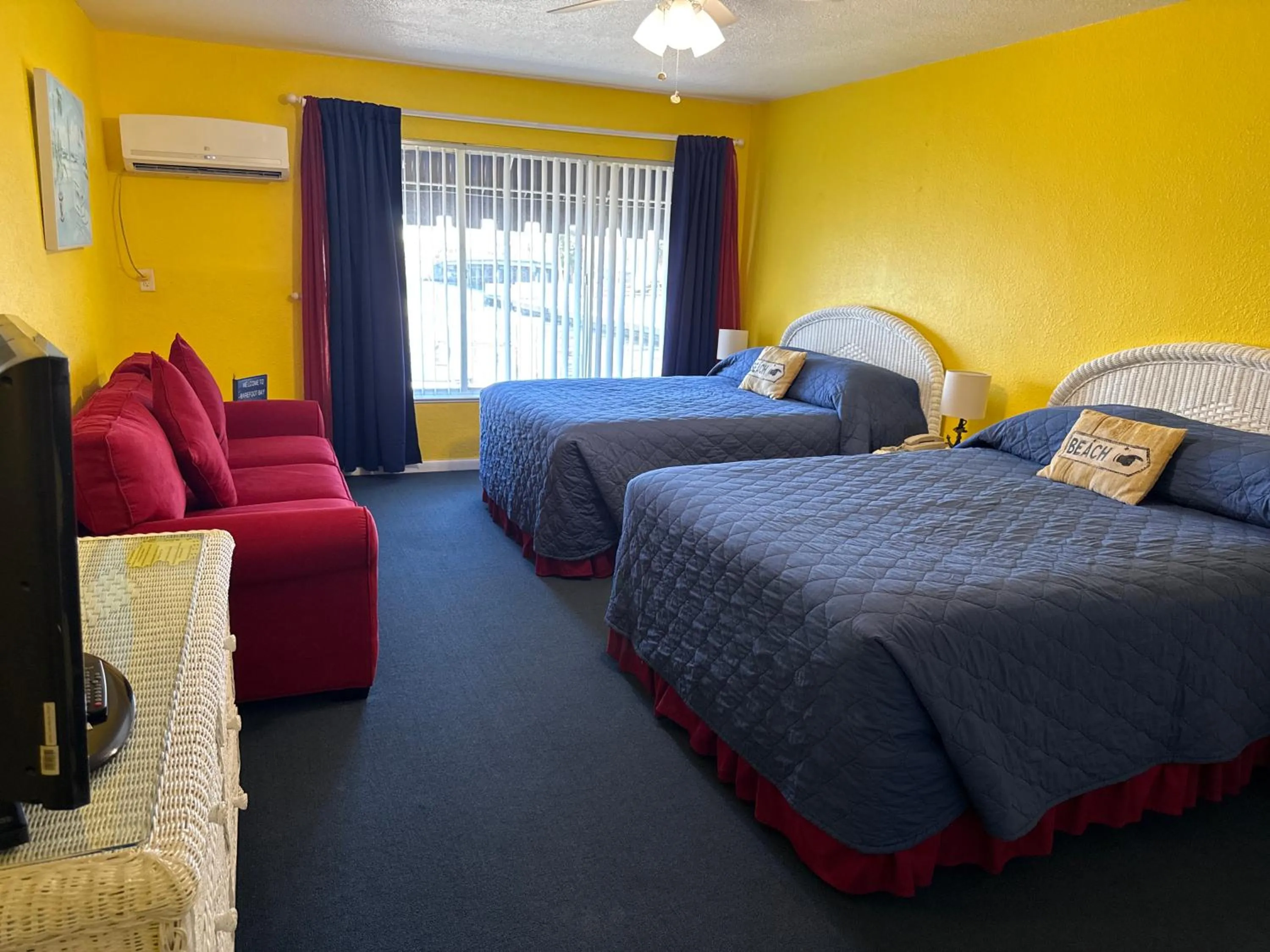 Photo of the whole room, Bed in Barefoot Bay Resort Motel