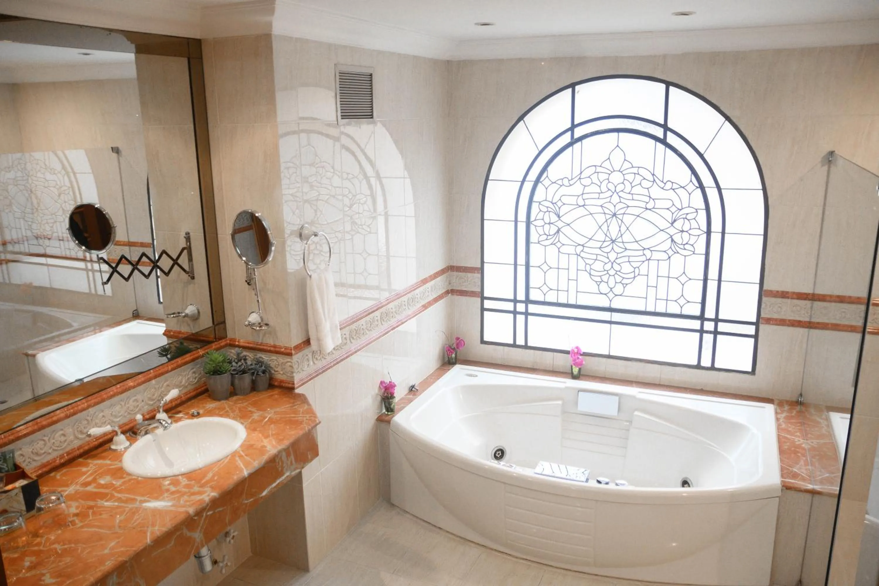 Hot Tub in Granados Park Hotel