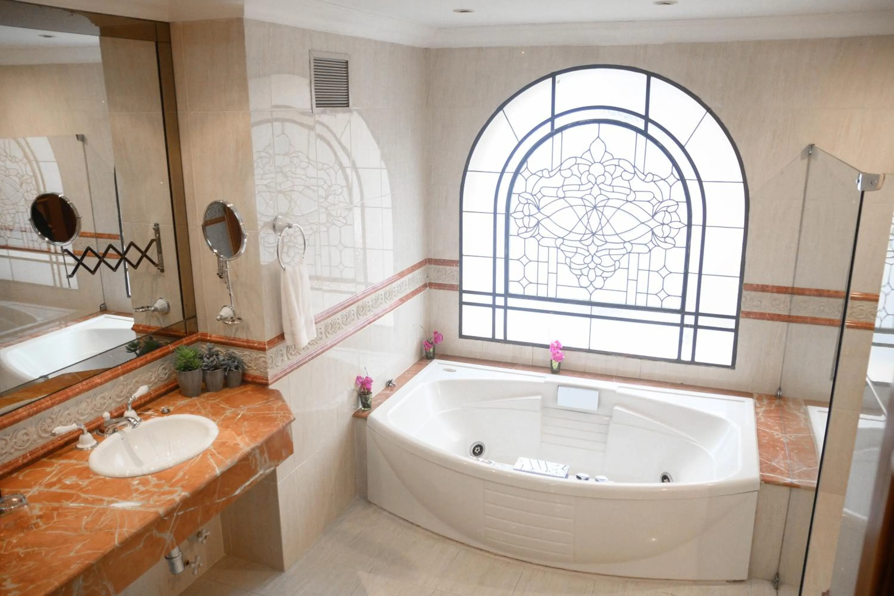 Hot Tub in Granados Park Hotel